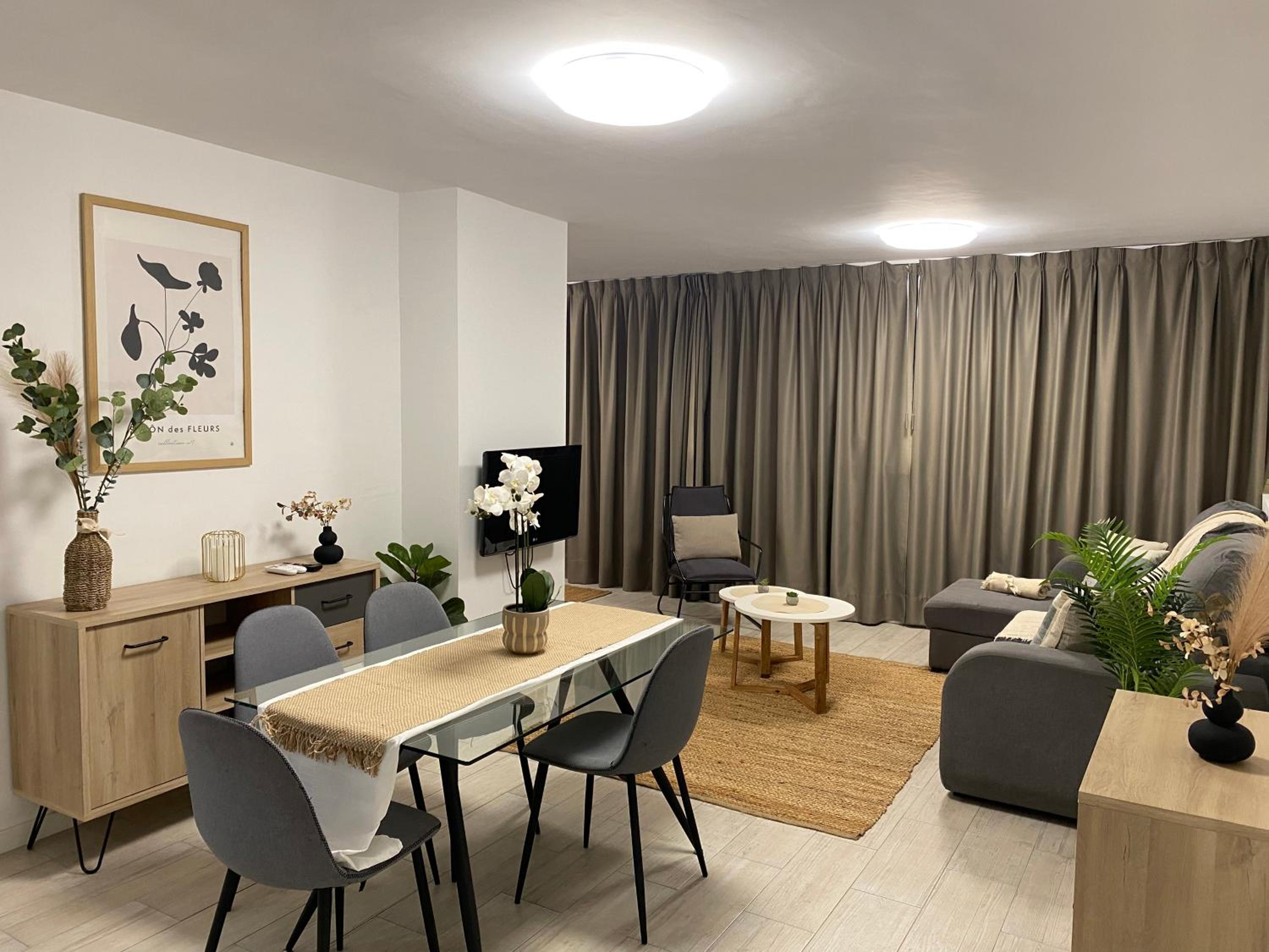 Apartamento ensueño 1a linea playa poniente 6 PAX parking wifi y AC