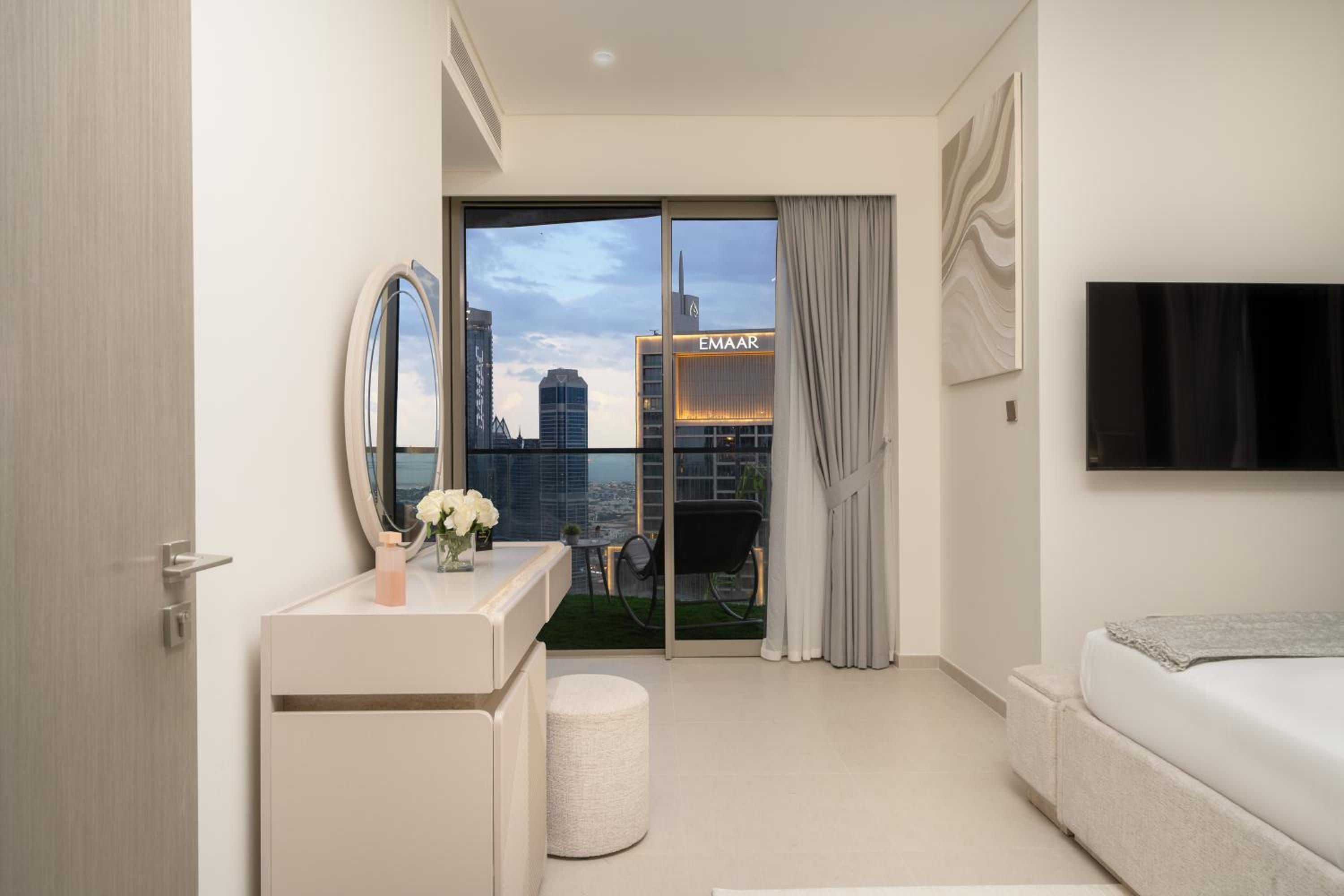 Luxe Living at Grande Signature - Burj Khalifa and Sea Views - Brand New
