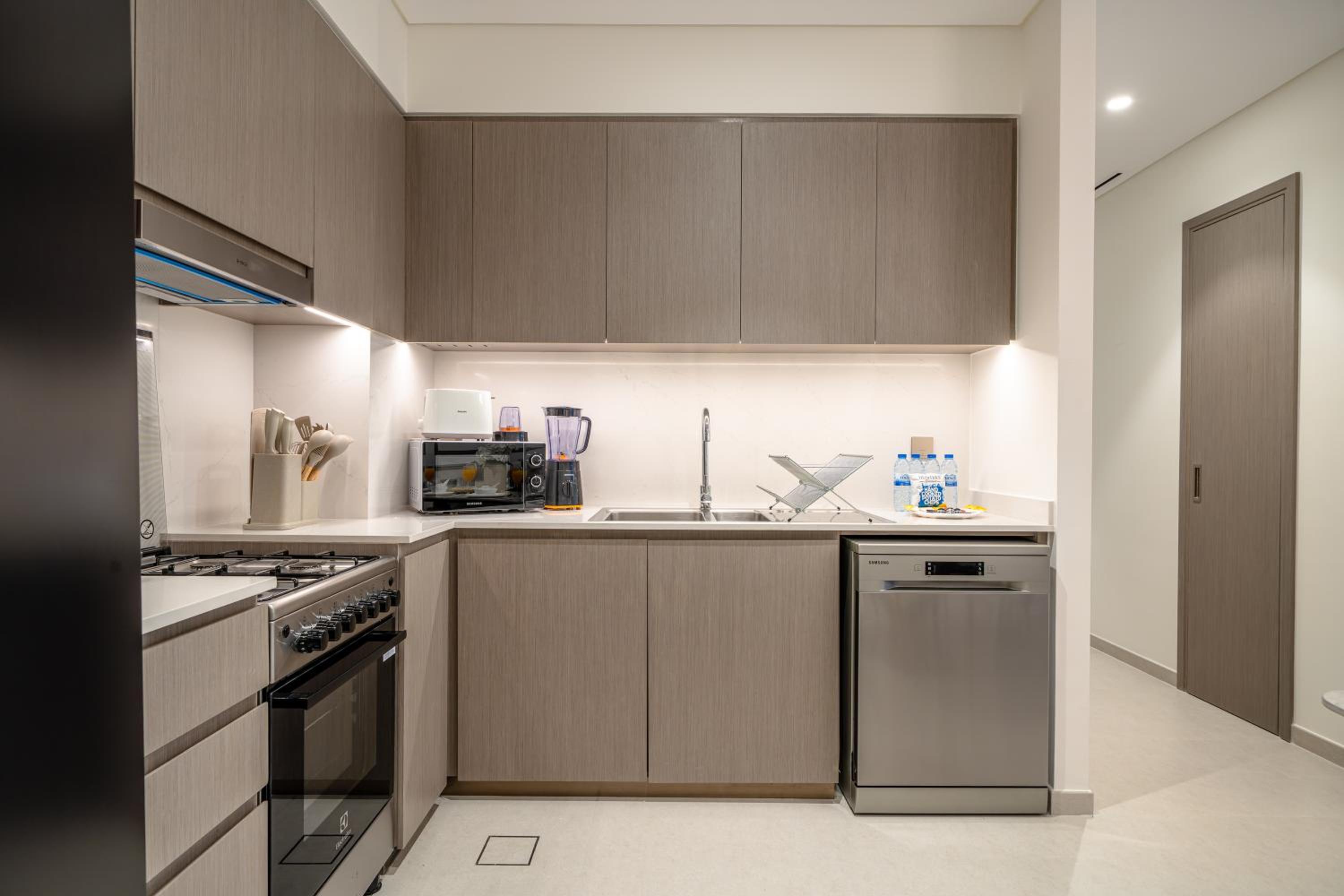 Luxe Living at Grande Signature - Burj Khalifa and Sea Views - Brand New