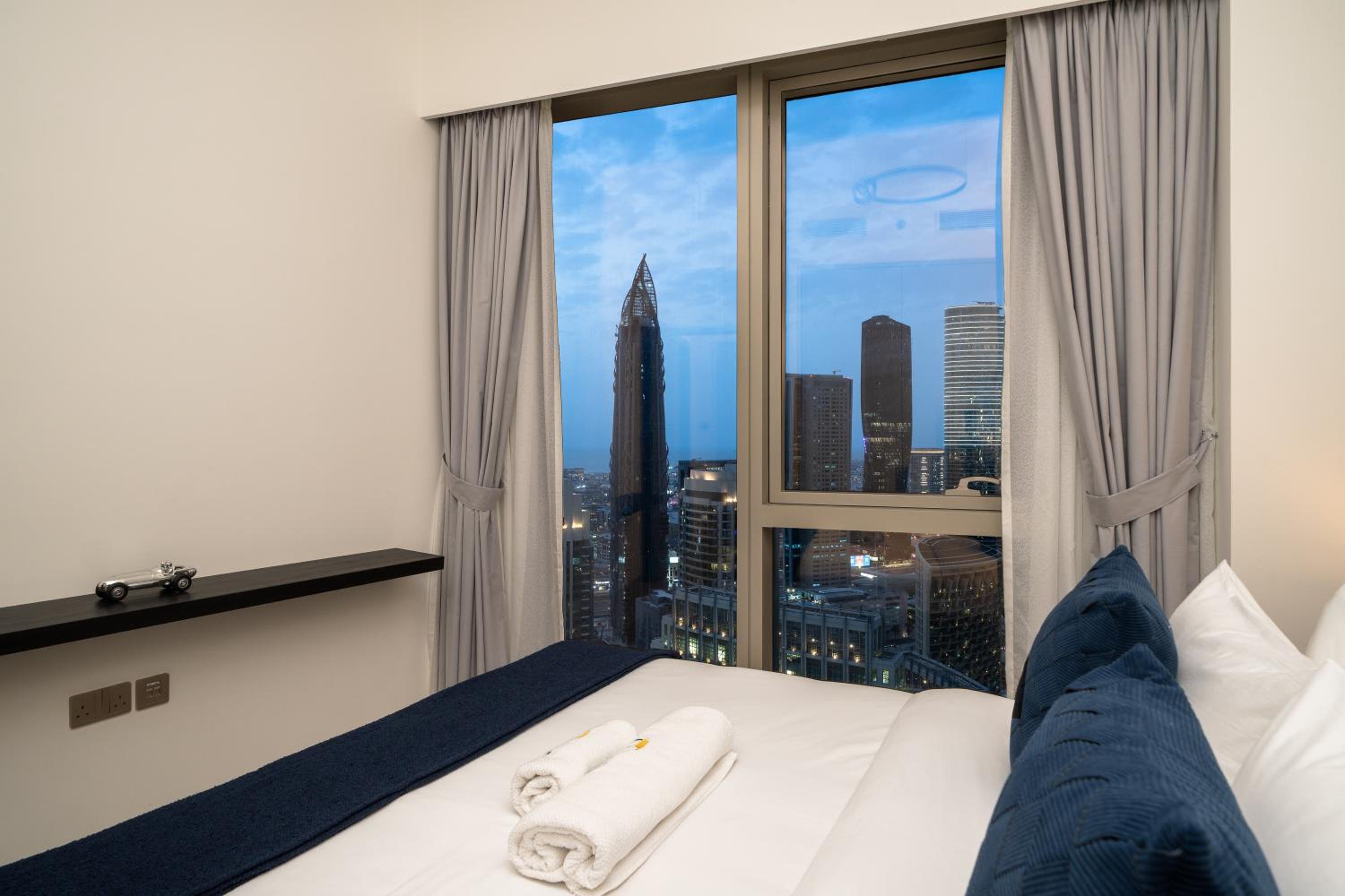 Luxe Living at Grande Signature - Burj Khalifa and Sea Views - Brand New