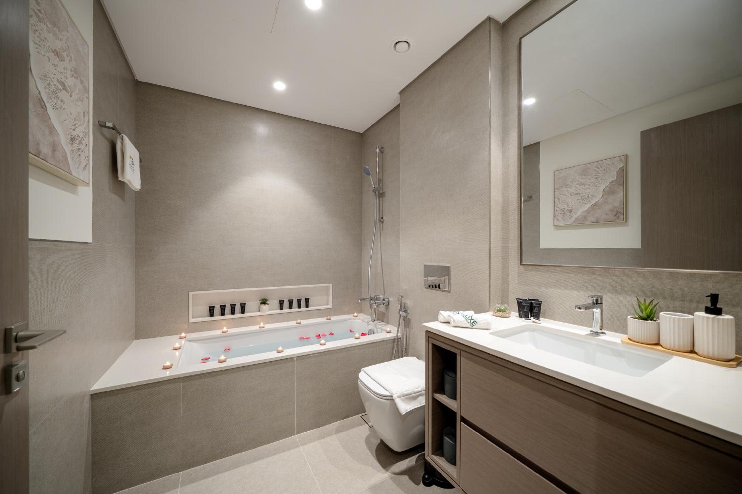 Luxe Living at Grande Signature - Burj Khalifa and Sea Views - Brand New