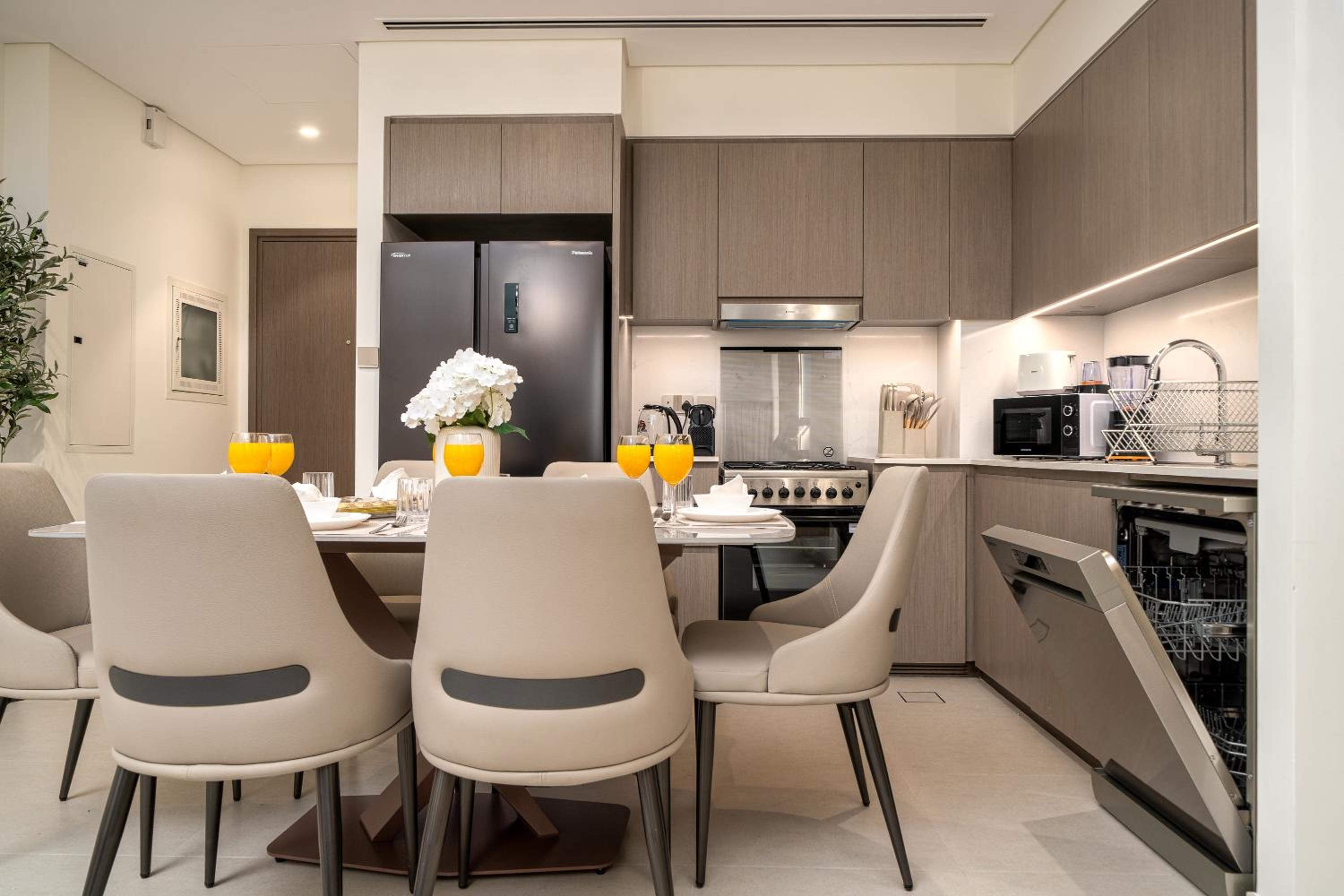 Luxe Living at Grande Signature - Burj Khalifa and Sea Views - Brand New