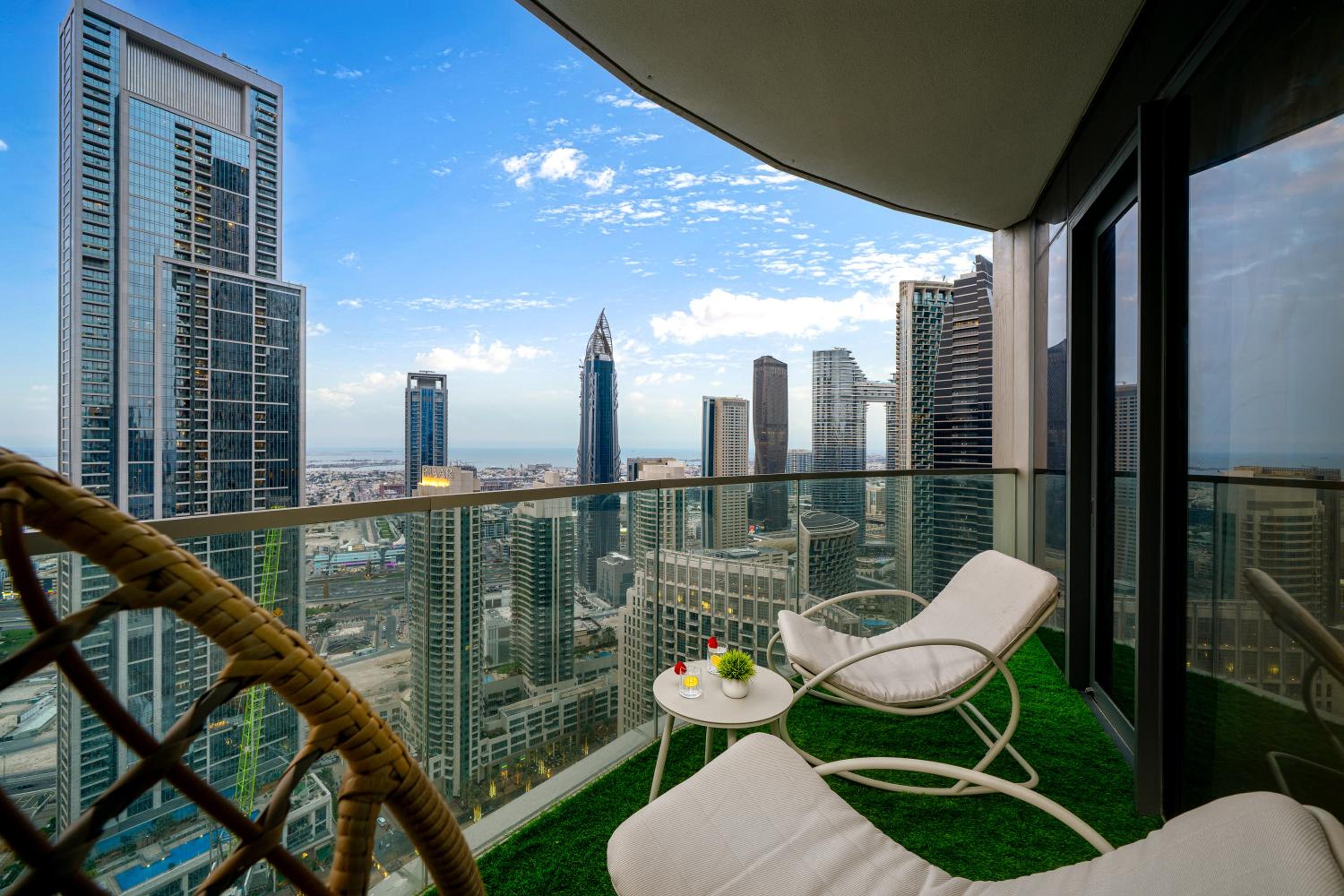 Luxe Living at Grande Signature - Burj Khalifa and Sea Views - Brand New