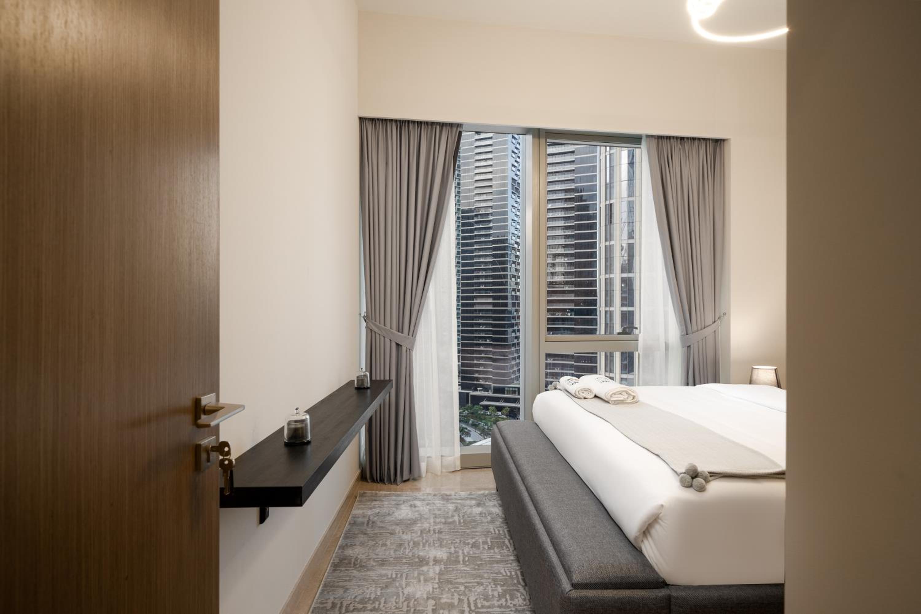 Luxe Living at Grande Signature - Burj Khalifa and Sea Views - Brand New