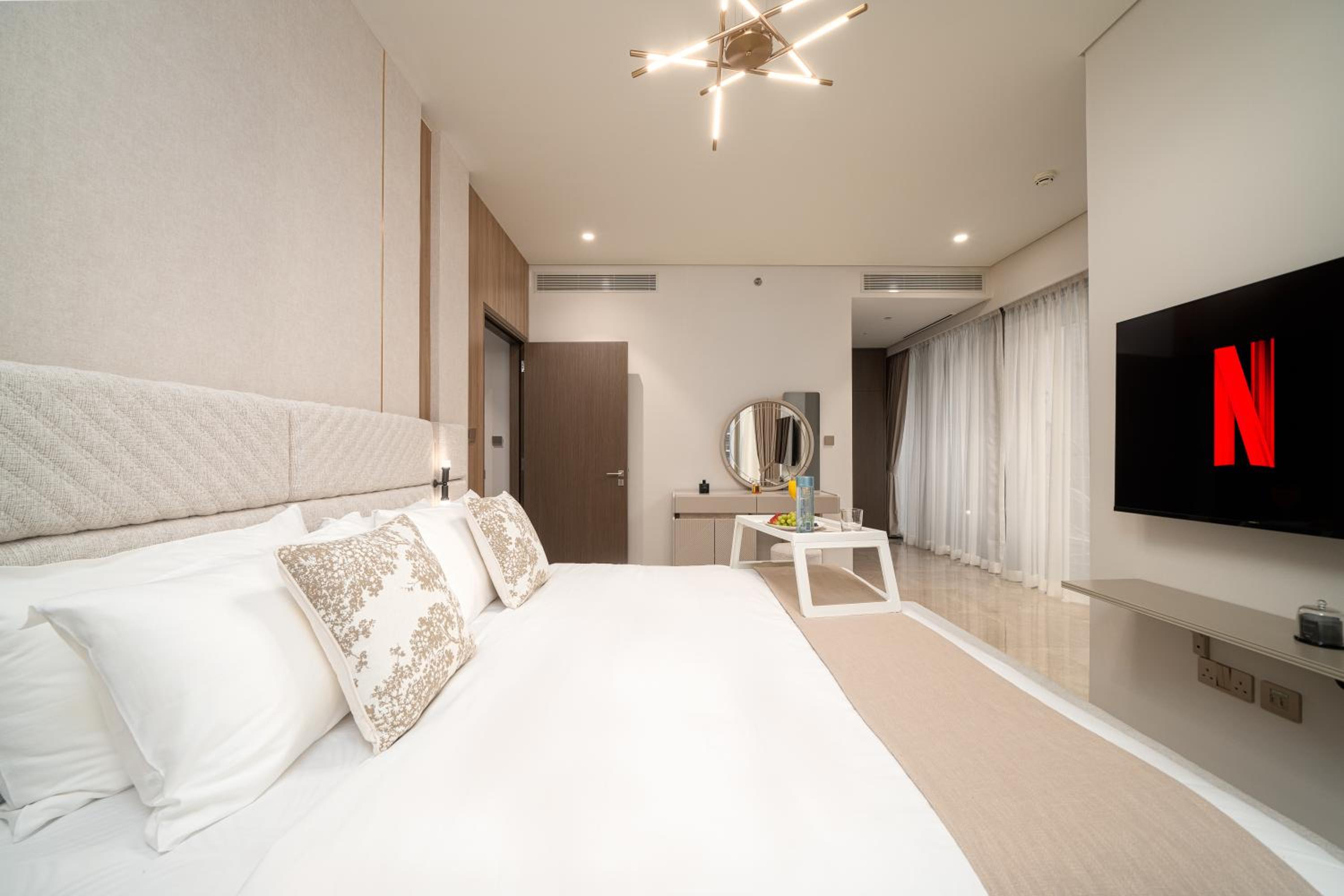 Luxe Living at Grande Signature - Burj Khalifa and Sea Views - Brand New