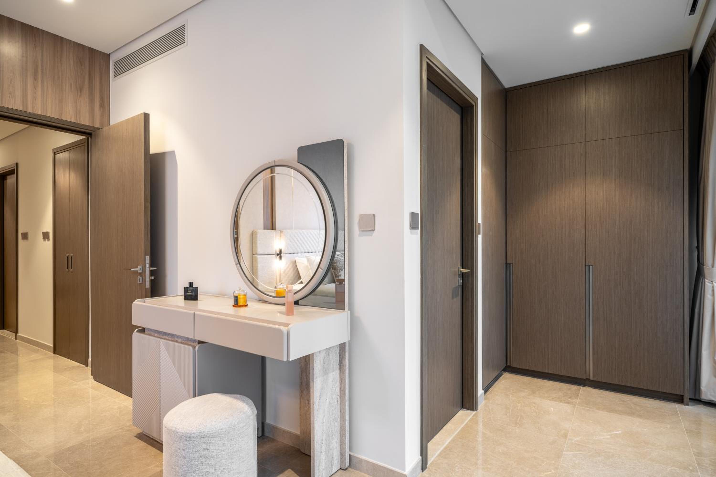 Luxe Living at Grande Signature - Burj Khalifa and Sea Views - Brand New
