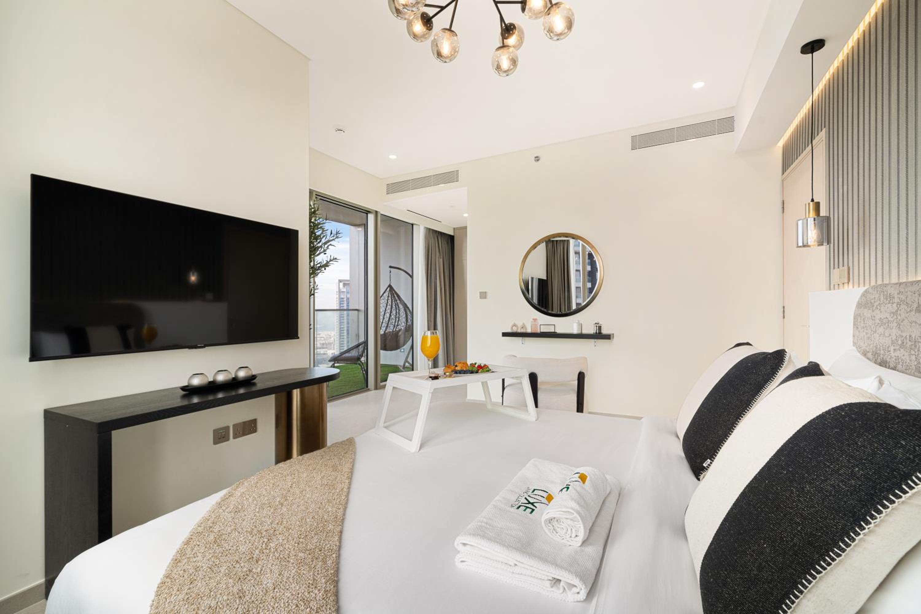 Luxe Living at Grande Signature - Burj Khalifa and Sea Views - Brand New