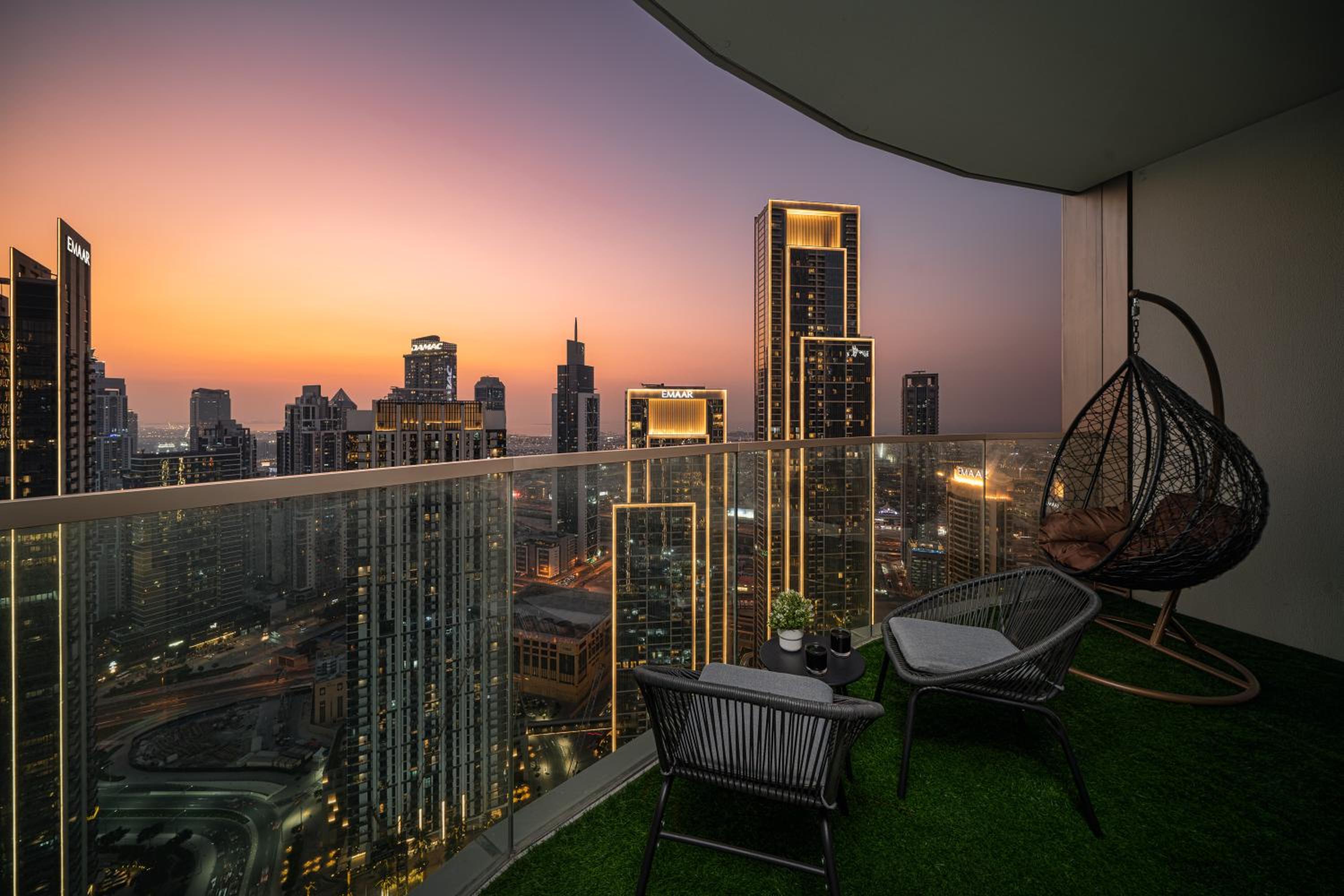 Luxe Living at Grande Signature - Burj Khalifa and Sea Views - Brand New