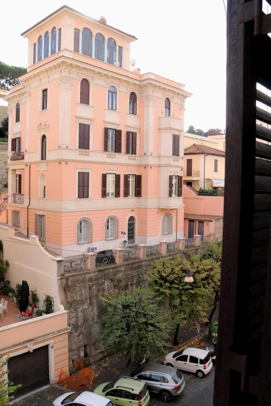 Tra i Musei Vaticani House