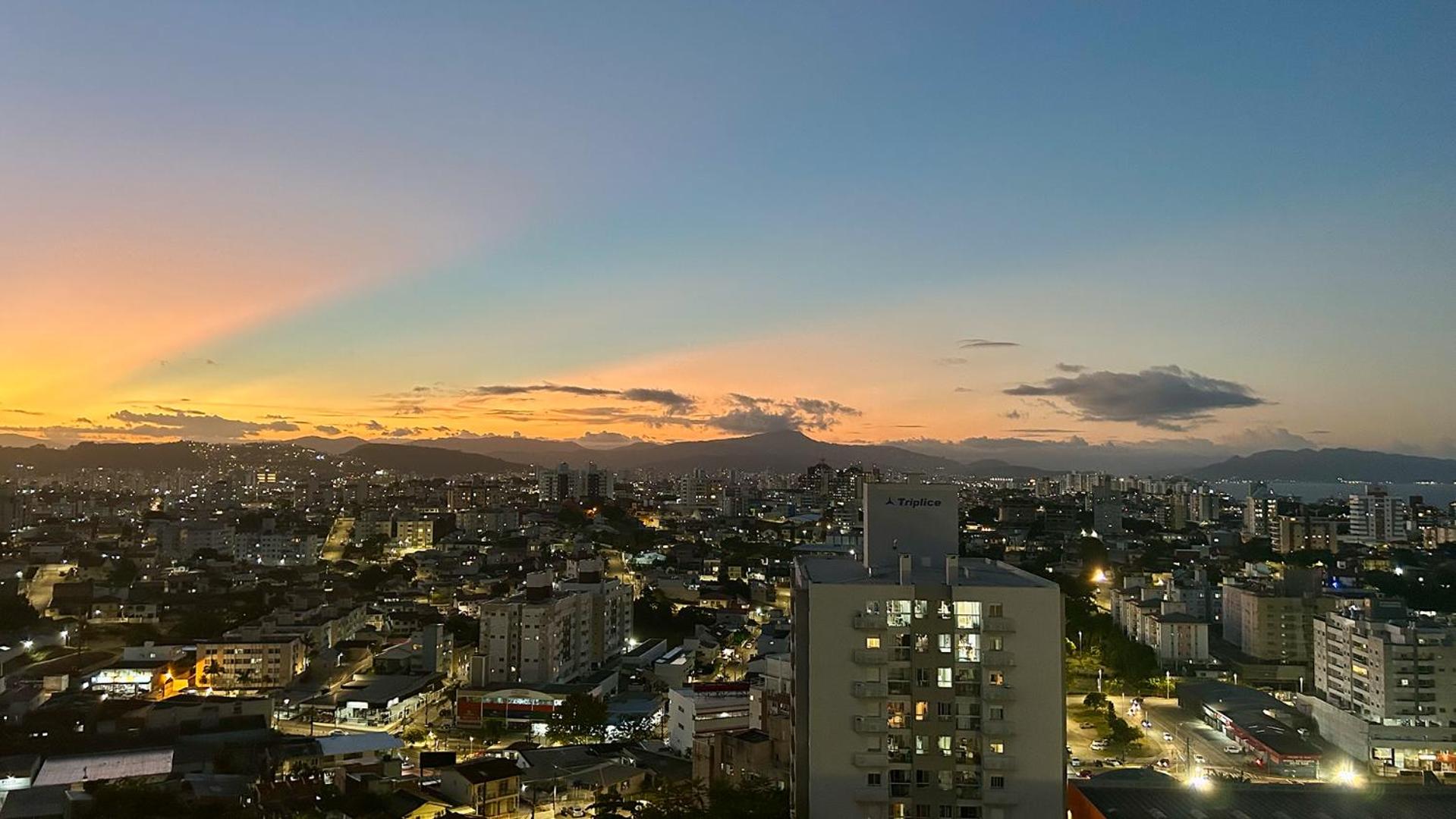 Condomínio próximo a ponte Hercílio Luz