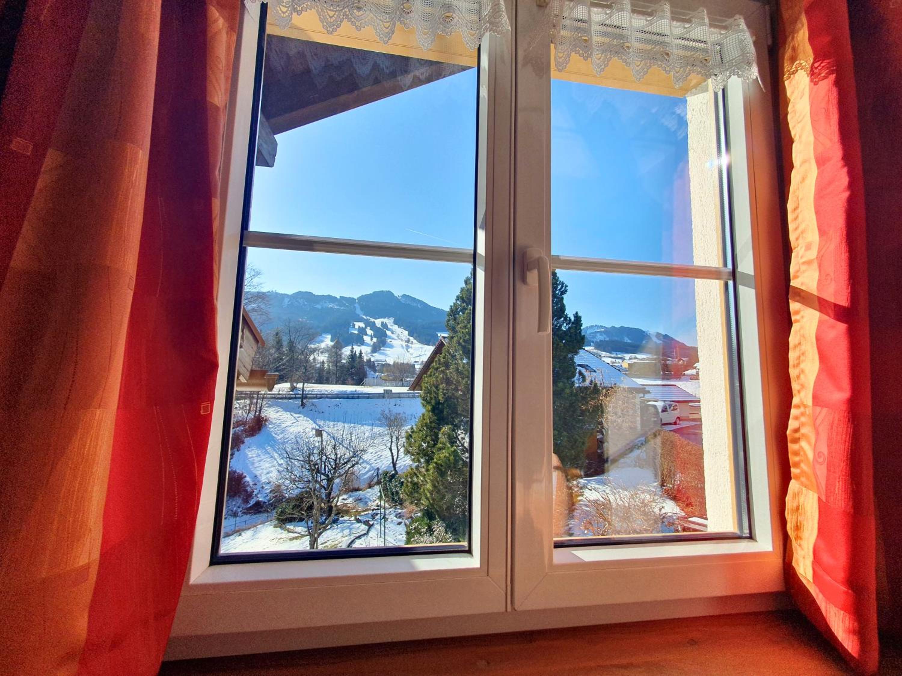 Haus Hindelang - 2 FeWos mit Zugspitzblick, inkl Königscard, gratis Parken & WLAN, Self Check-In, 5 Minuten ins Zentrum