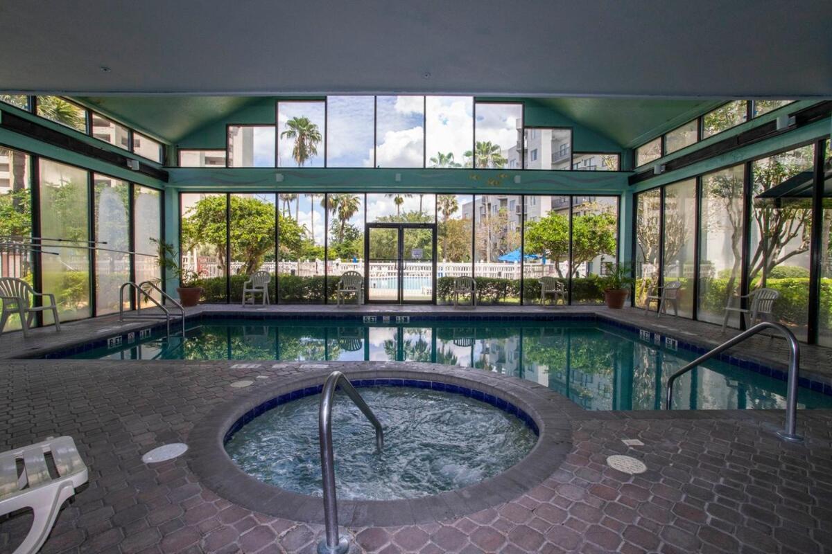 Luxury Lakeview Getaway 1 mile Universal Studios