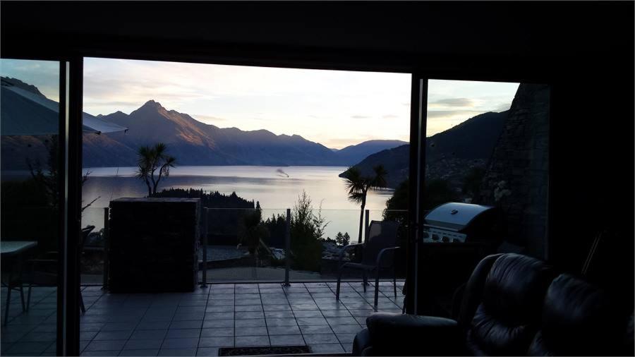Downtown Queenstown Apartment view 3