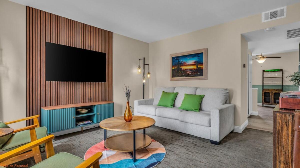 Mid-Century Desert Getaway