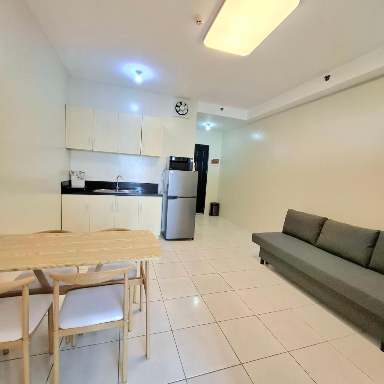 STAYLUXIA BOUTIQUE HOTEL MANILABAYVIEW - 1-5 BR Luxury and Superior Condos with, Balcony, Pool, Netflix & Gym- Housekeeping Available -