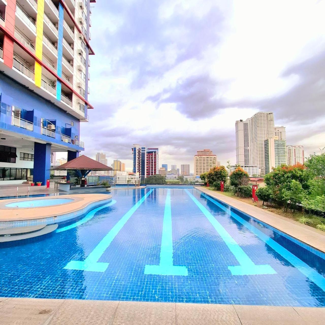 STAYLUXIA BOUTIQUE HOTEL MANILABAYVIEW - 1-5 BR Luxury and Superior Condos with, Balcony, Pool, Netflix & Gym- Housekeeping Available -