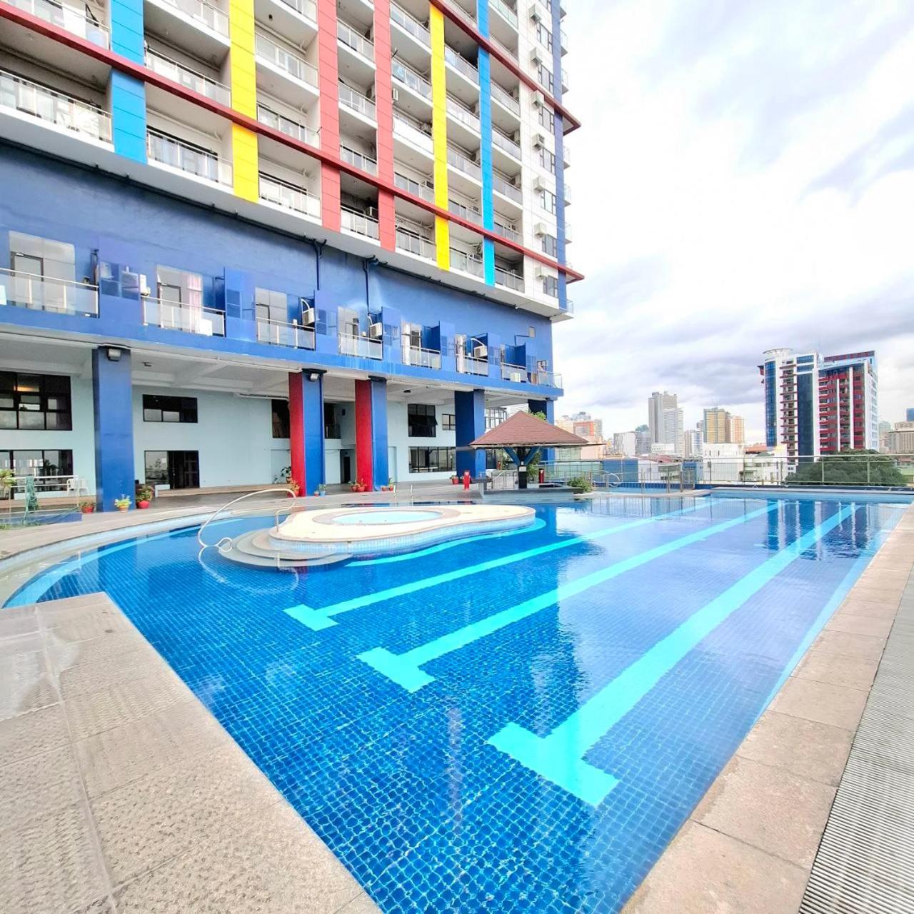STAYLUXIA BOUTIQUE HOTEL MANILABAYVIEW - 1-5 BR Luxury and Superior Condos with, Balcony, Pool, Netflix & Gym- Housekeeping Available -