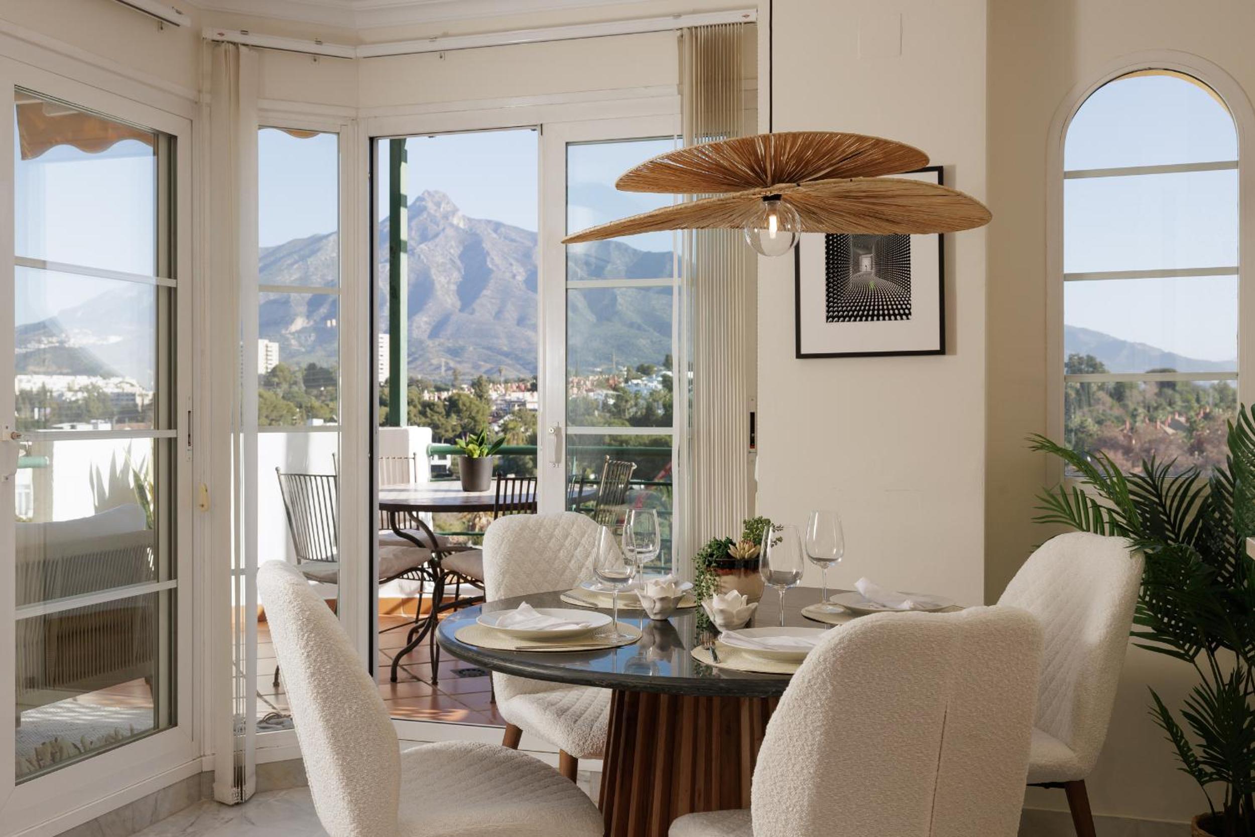MARBELLA BANUS SUITES - Senorio de Aloha Mountain & Sea Views