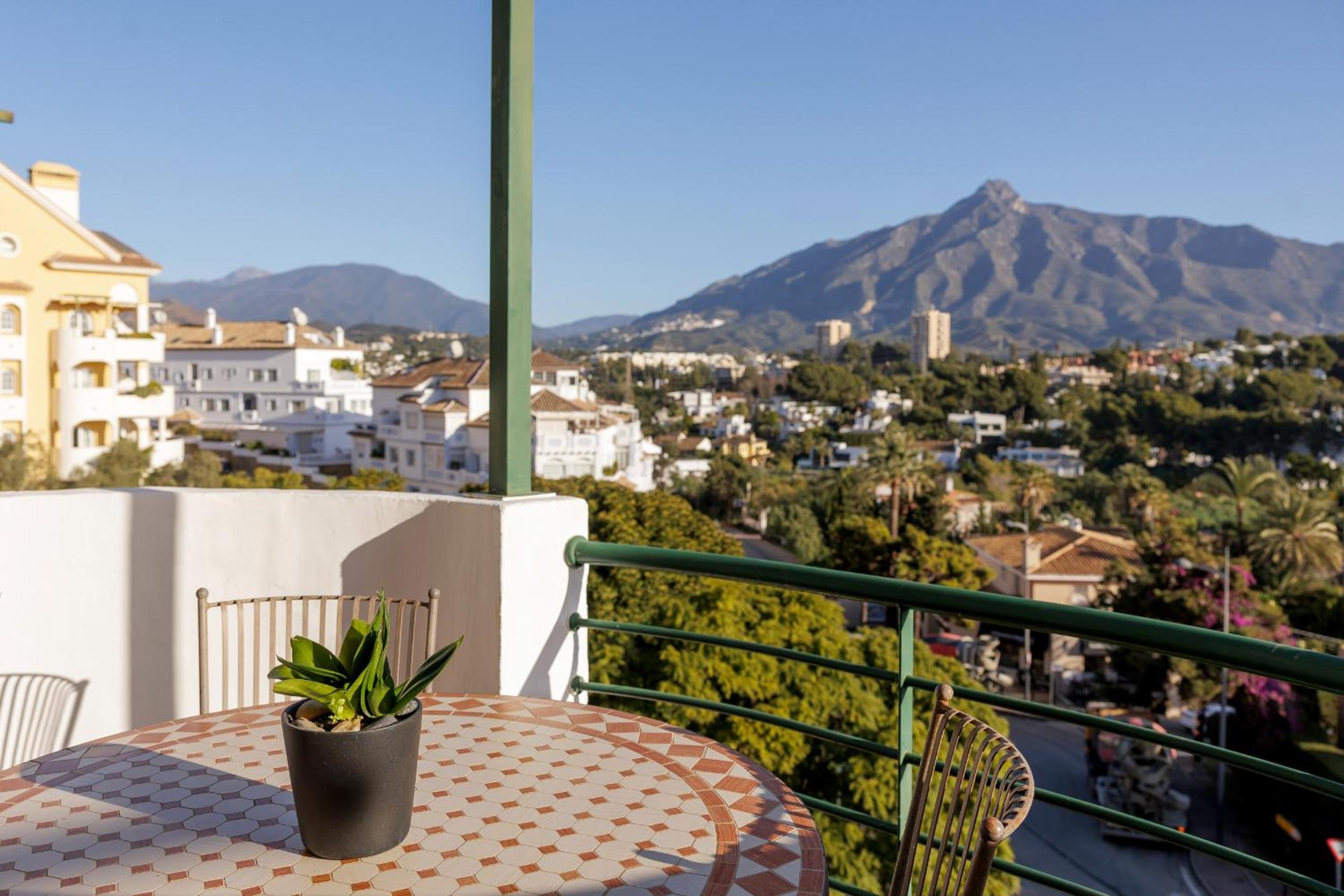 MARBELLA BANUS SUITES - Senorio de Aloha Mountain & Sea Views