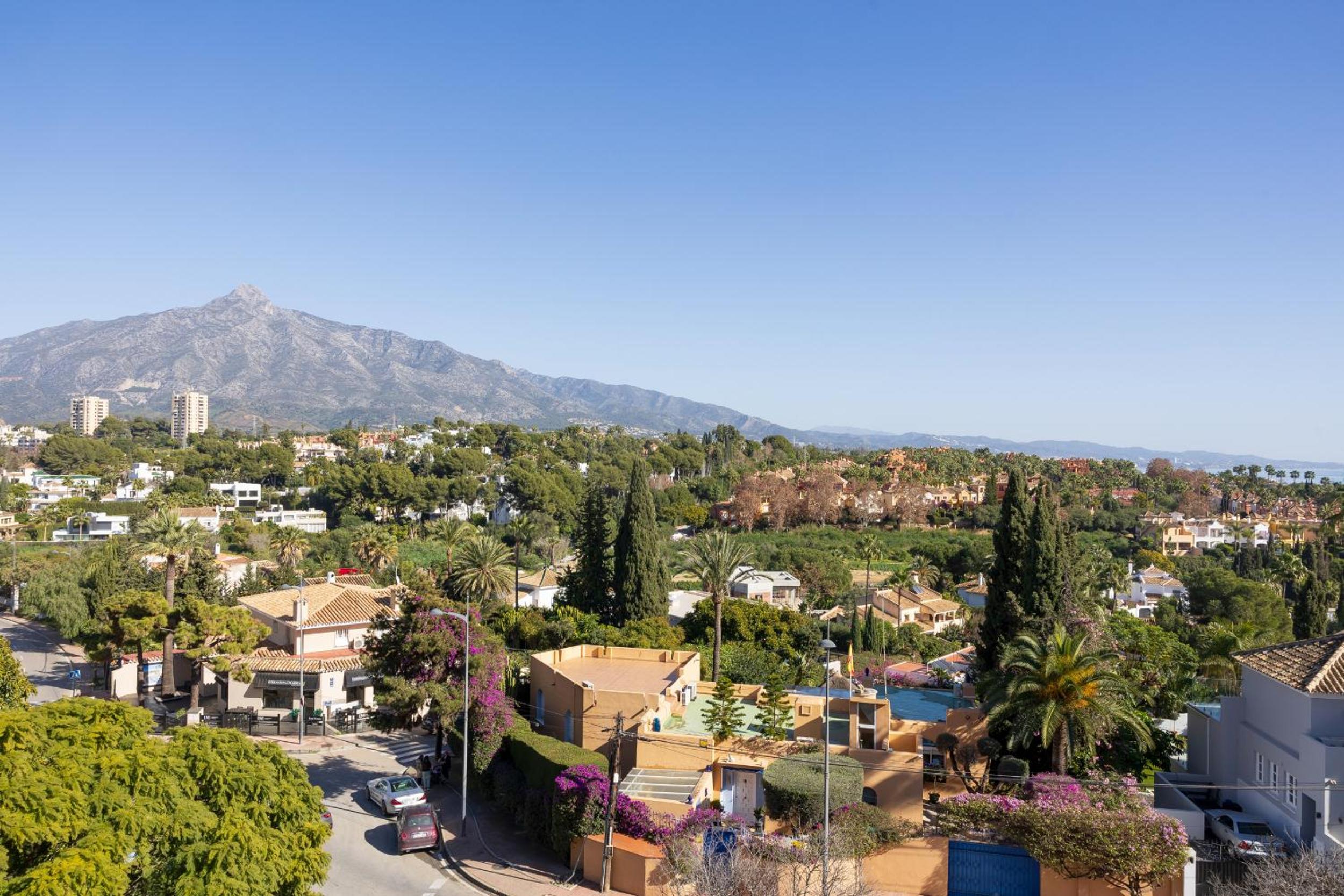 MARBELLA BANUS SUITES - Senorio de Aloha Mountain & Sea Views
