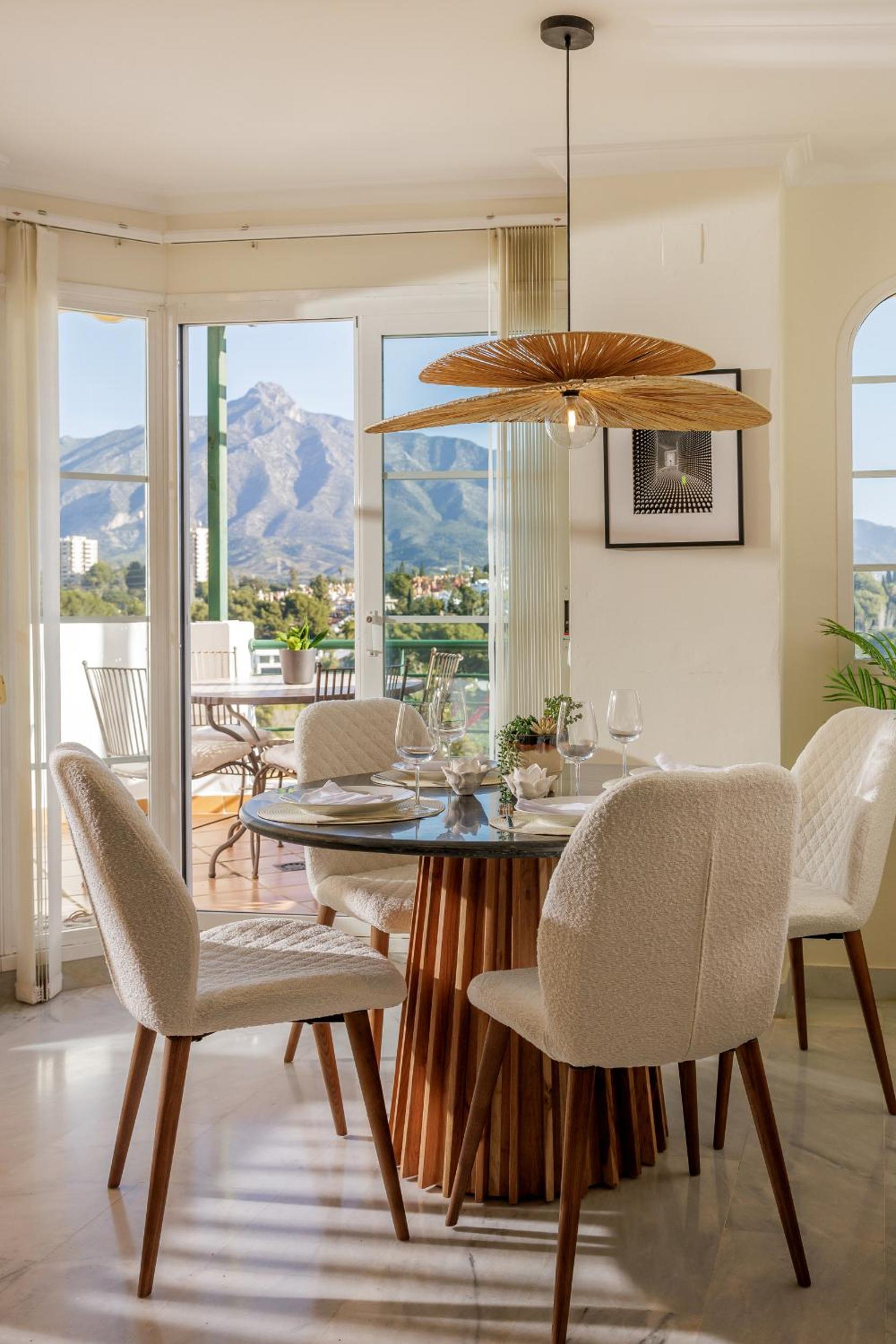 MARBELLA BANUS SUITES - Senorio de Aloha Mountain & Sea Views