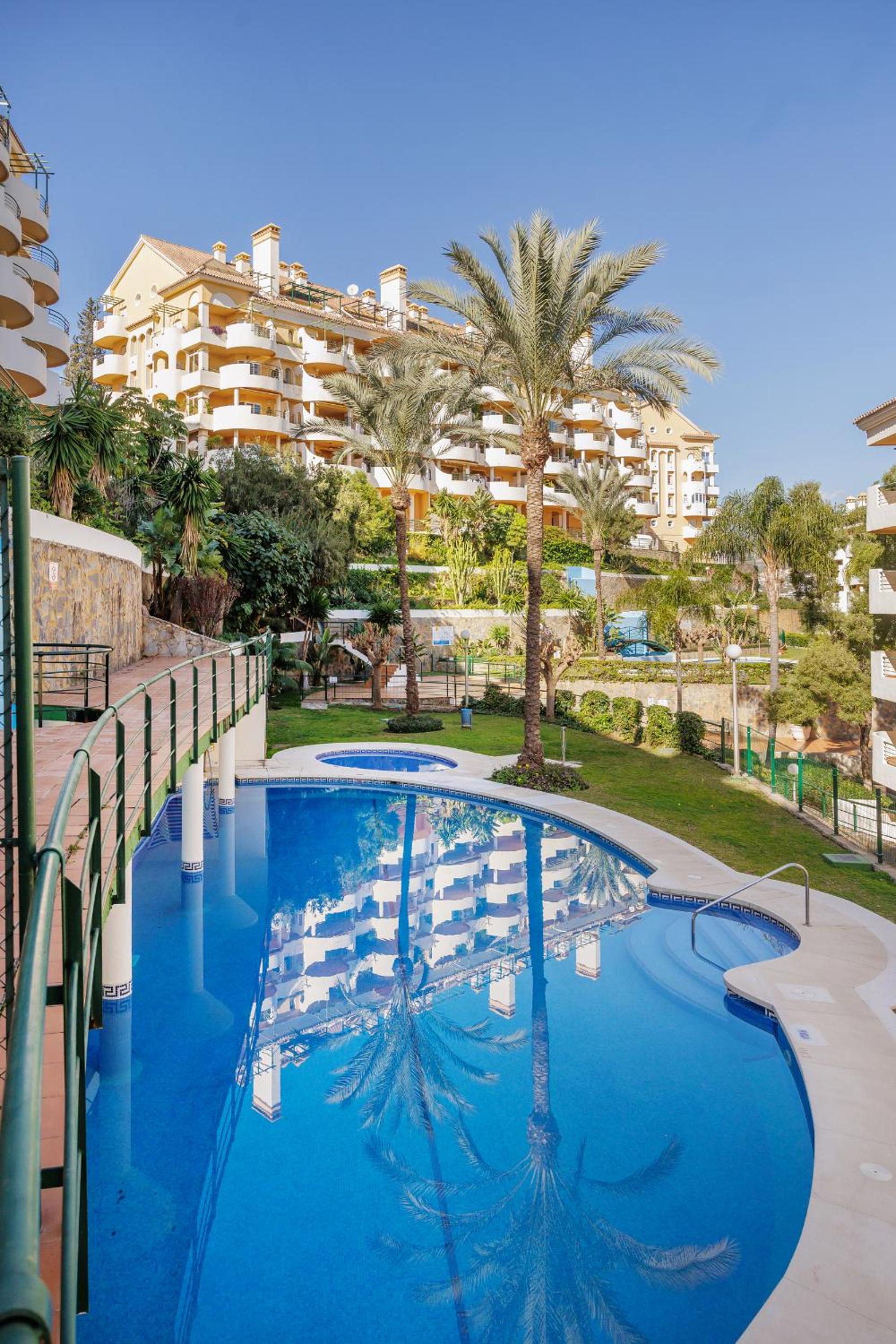 MARBELLA BANUS SUITES - Senorio de Aloha Mountain & Sea Views