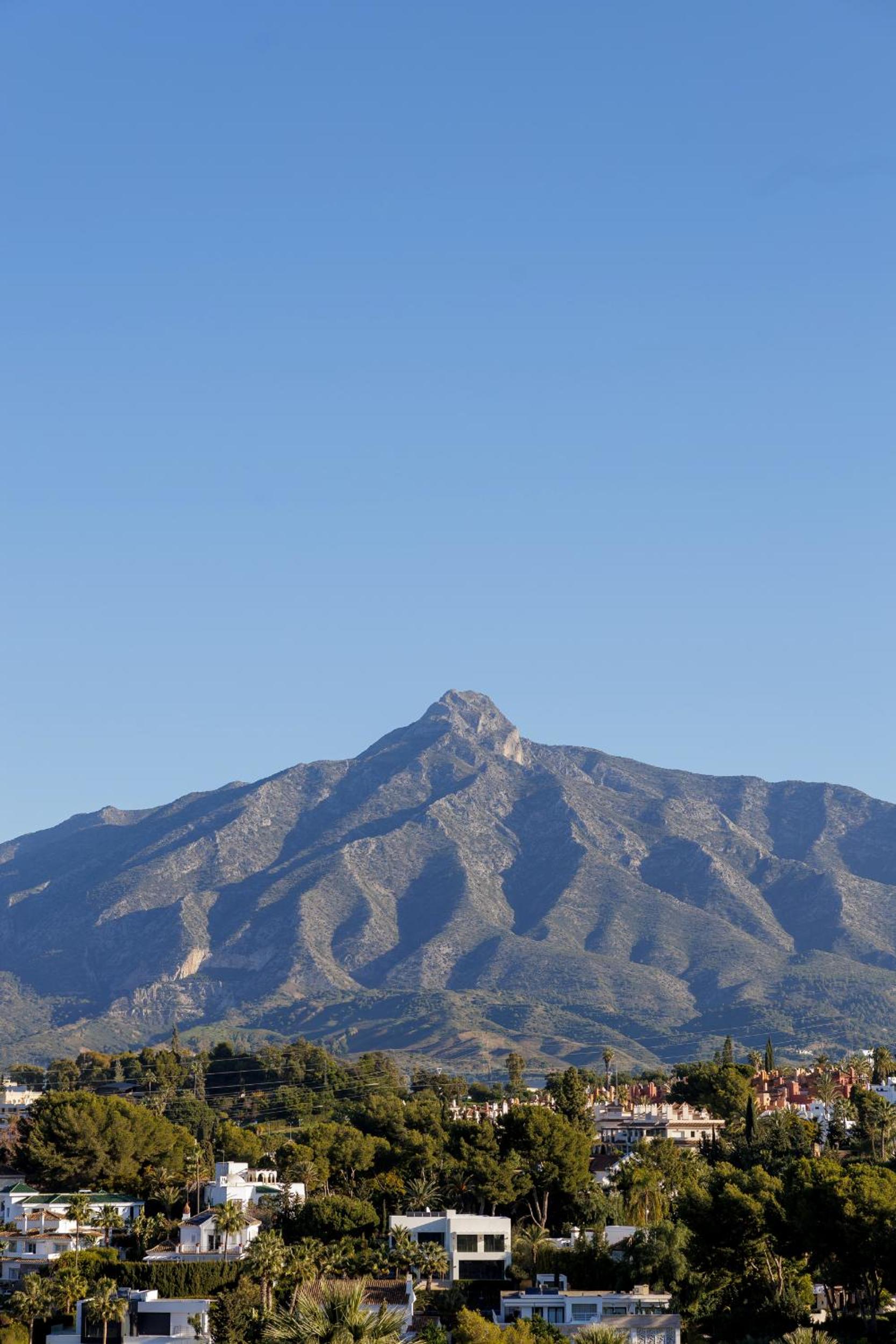 MARBELLA BANUS SUITES - Senorio de Aloha Mountain & Sea Views