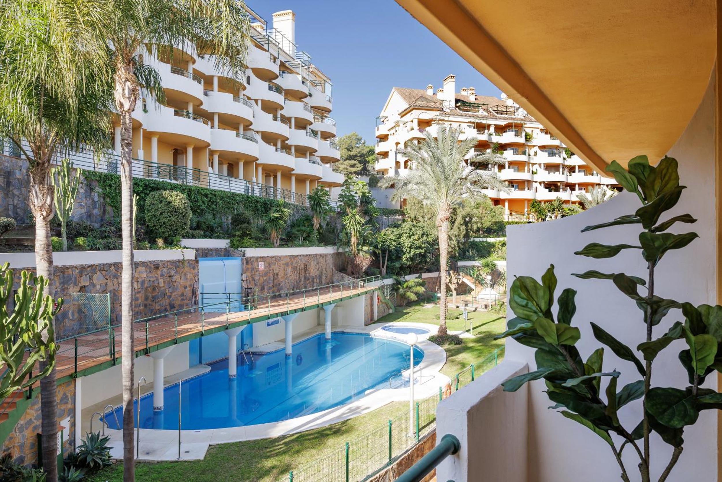 MARBELLA BANUS SUITES - Senorio de Aloha Mountain & Sea Views