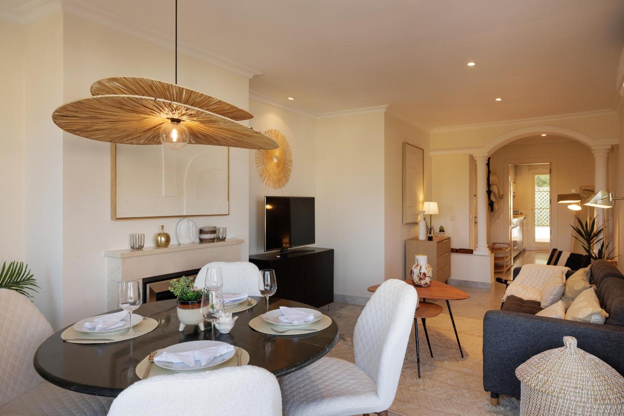MARBELLA BANUS SUITES - Senorio de Aloha Mountain & Sea Views
