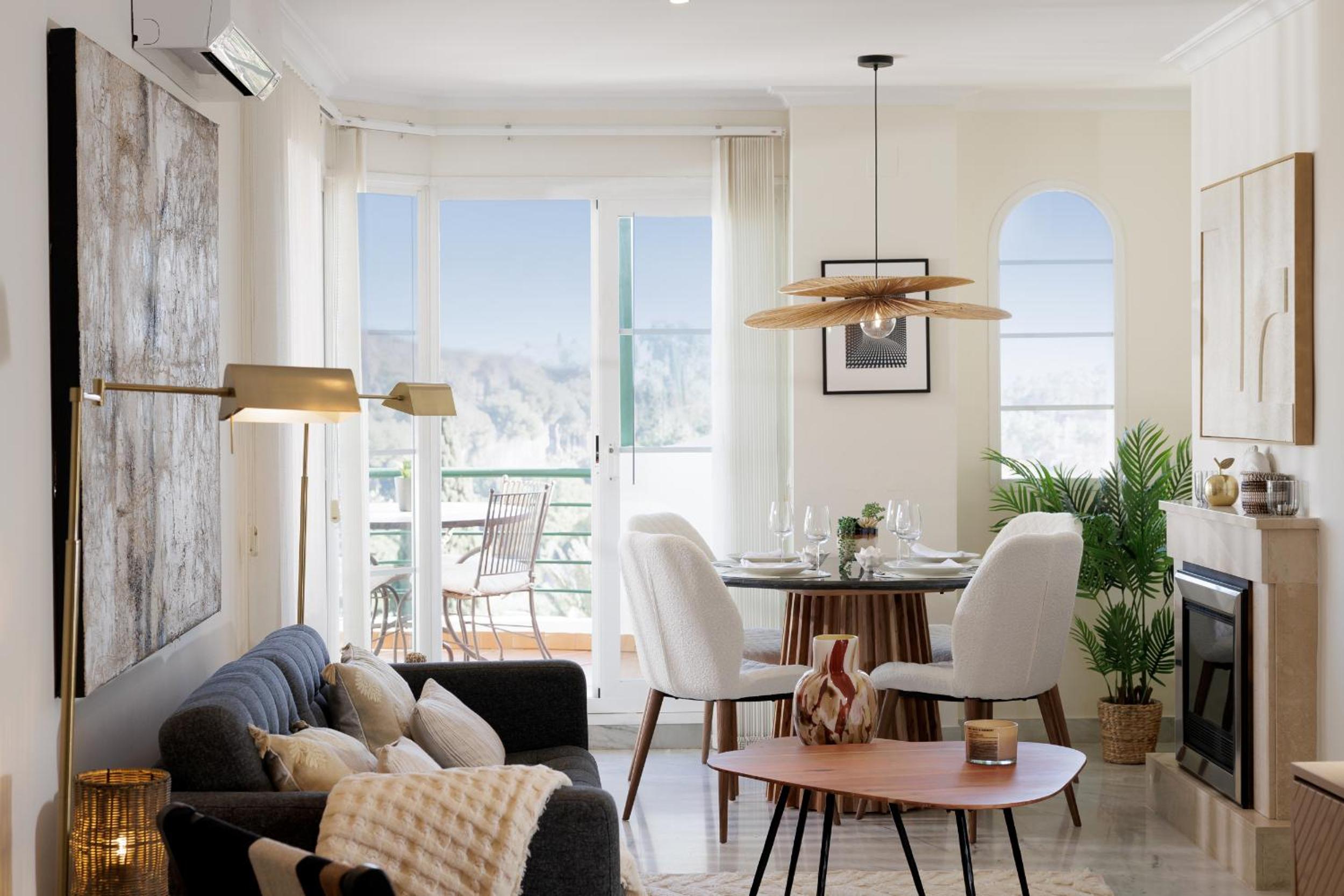 MARBELLA BANUS SUITES - Senorio de Aloha Mountain & Sea Views
