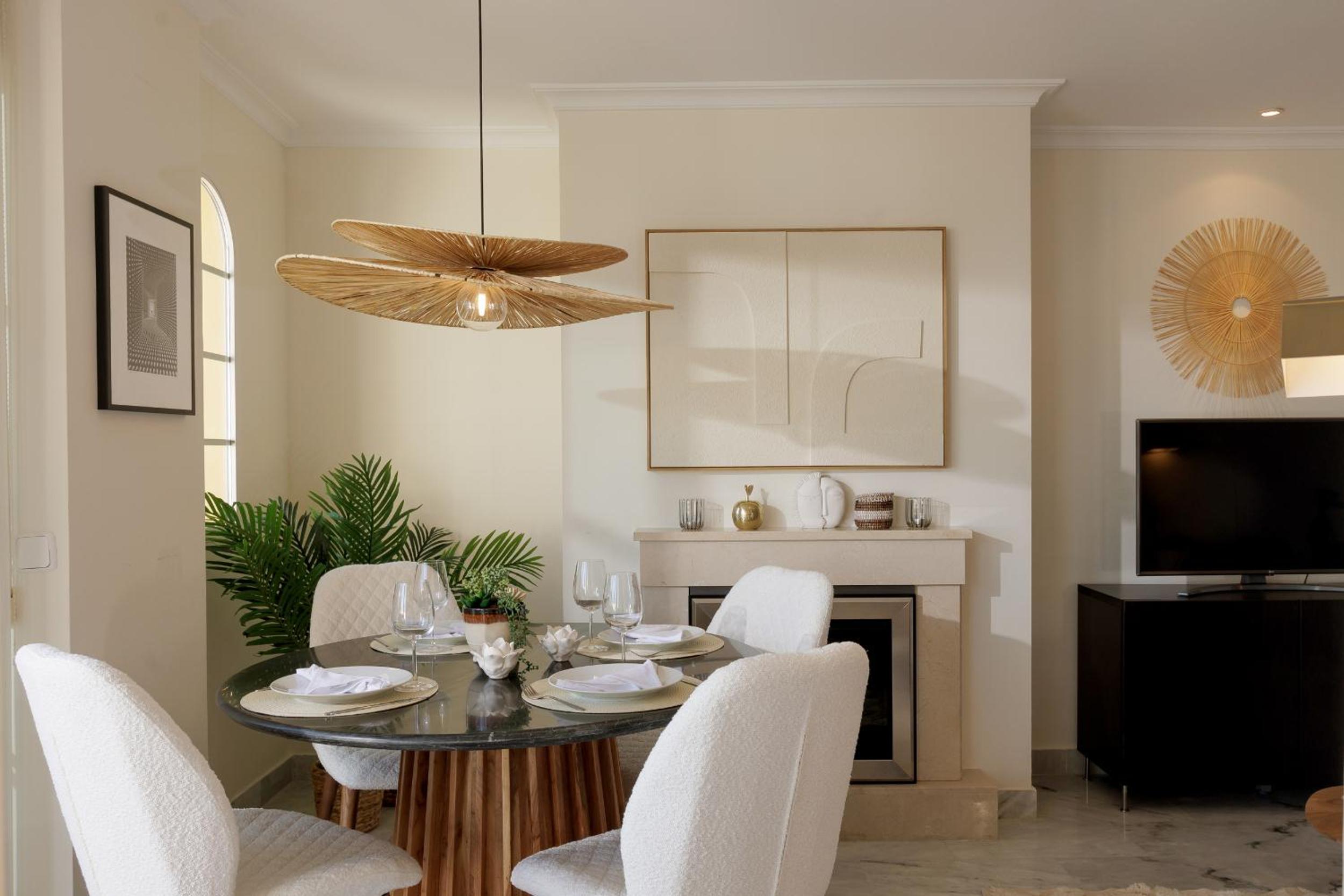 MARBELLA BANUS SUITES - Senorio de Aloha Mountain & Sea Views