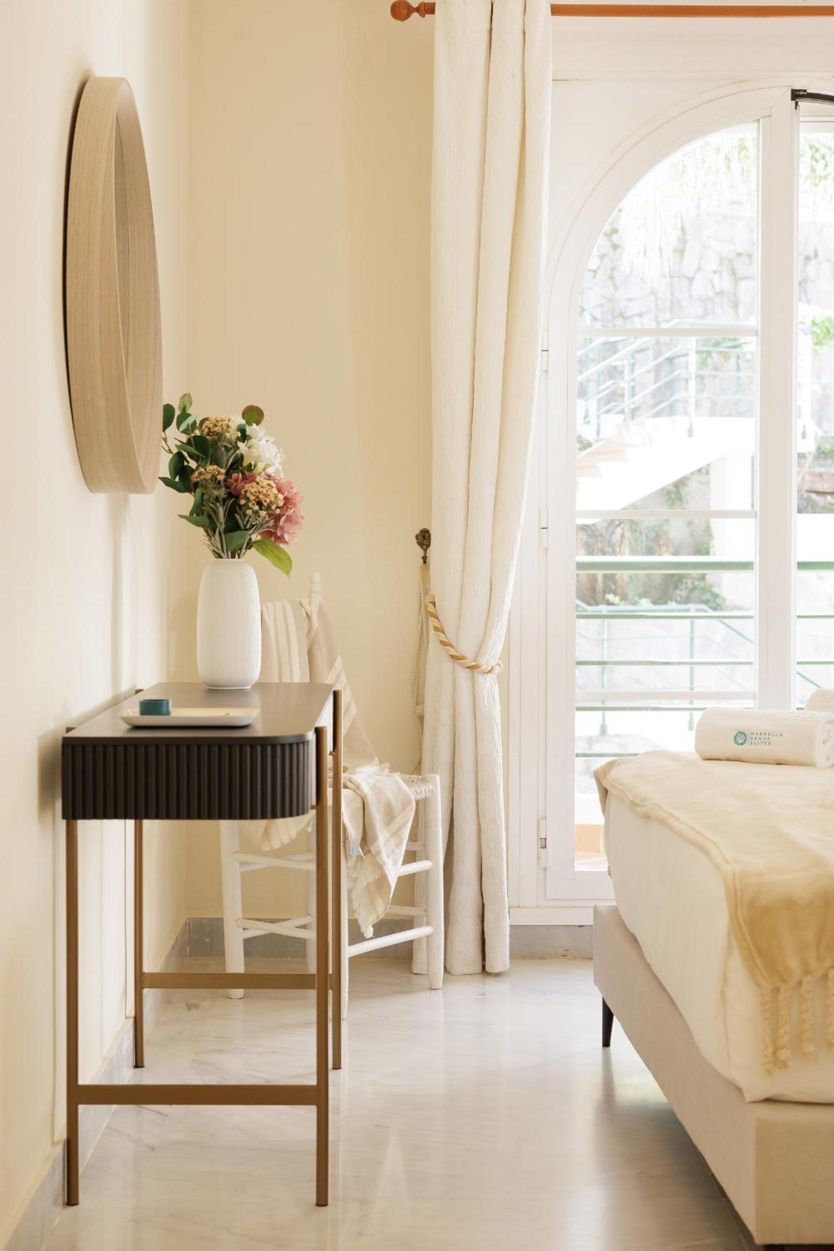 MARBELLA BANUS SUITES - Senorio de Aloha Mountain & Sea Views