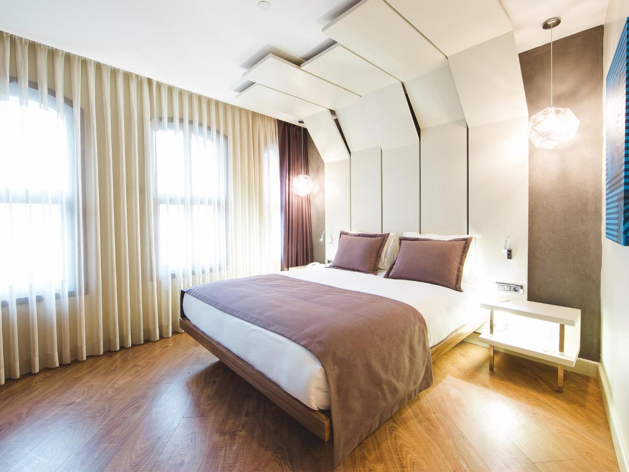 Maroon Otel Pera - Image 103