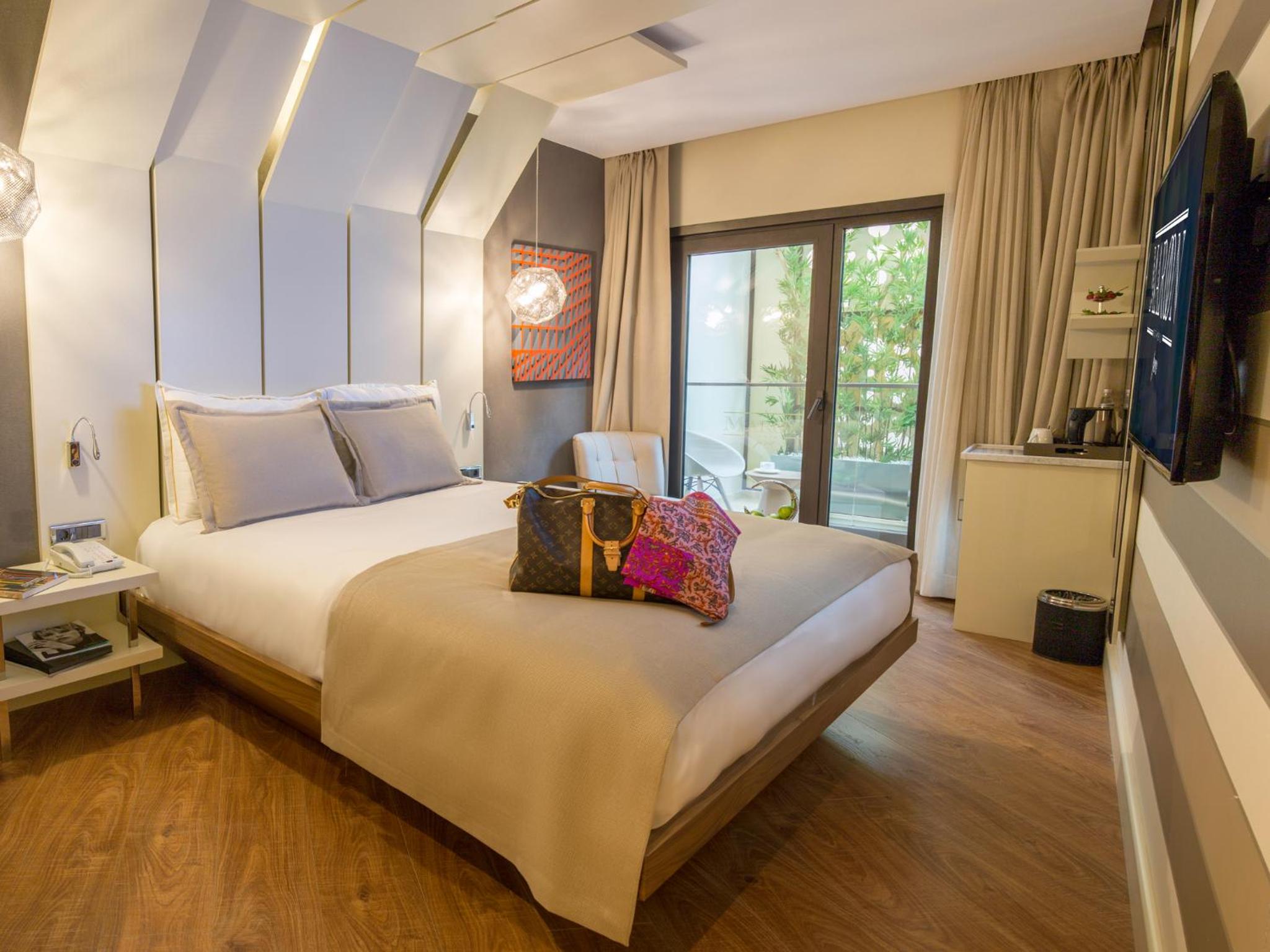 Maroon Otel Pera - Image 124