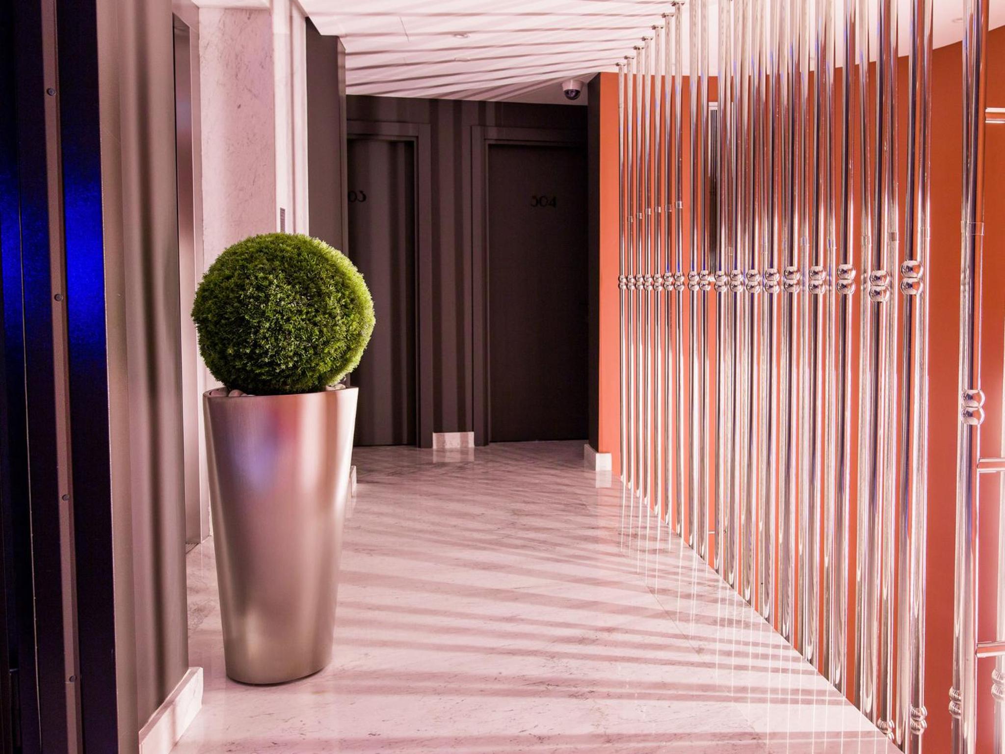 Maroon Otel Pera - Image 129