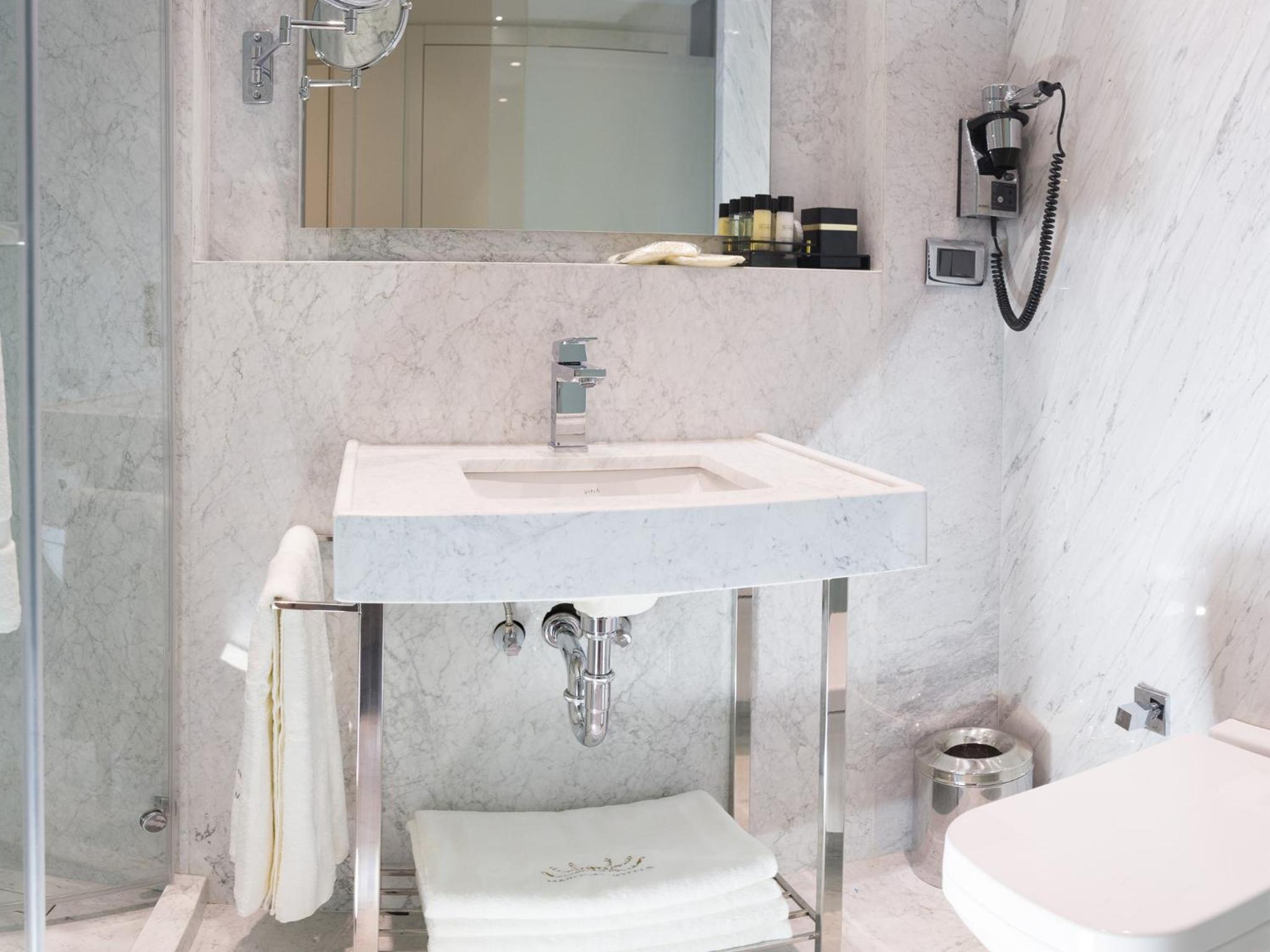 Maroon Otel Pera - Image 138