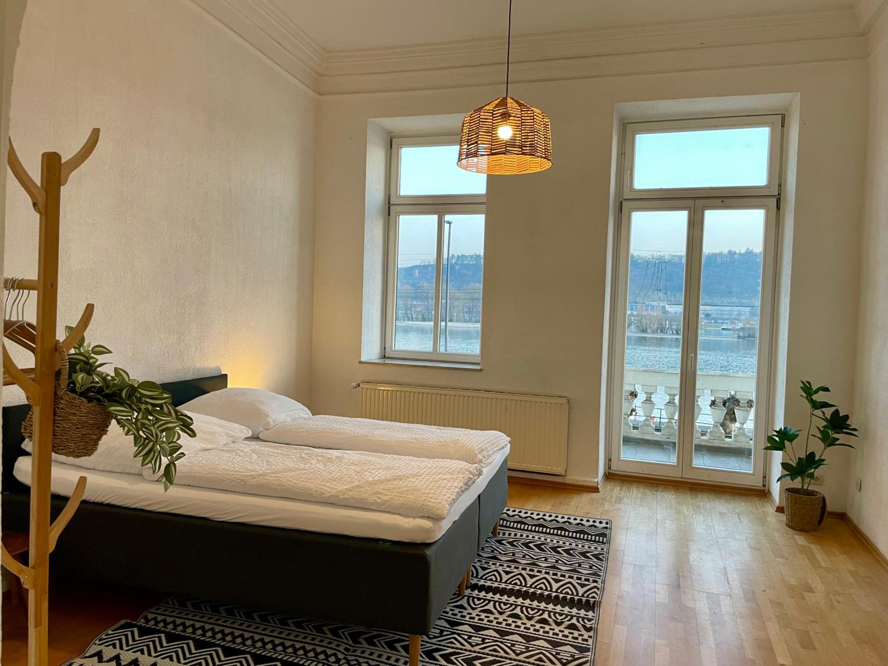 LaBed - Wohnen direkt an der Drosselgasse, stilvolle Ferienwohnung mit Rheinblick