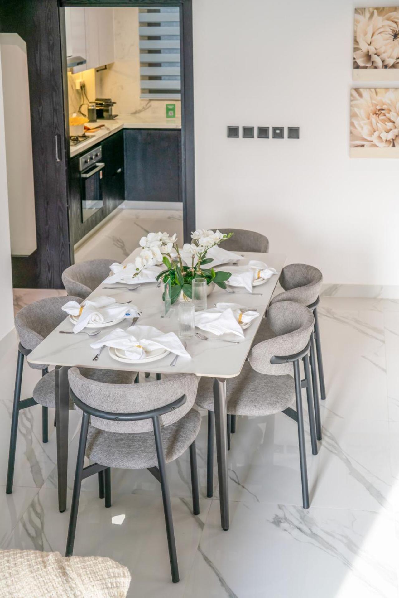 New Family-Friendly 2BR with Gym and Pool and Sauna