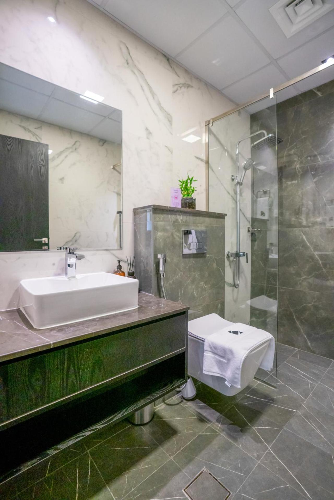 New Family-Friendly 2BR with Gym and Pool and Sauna