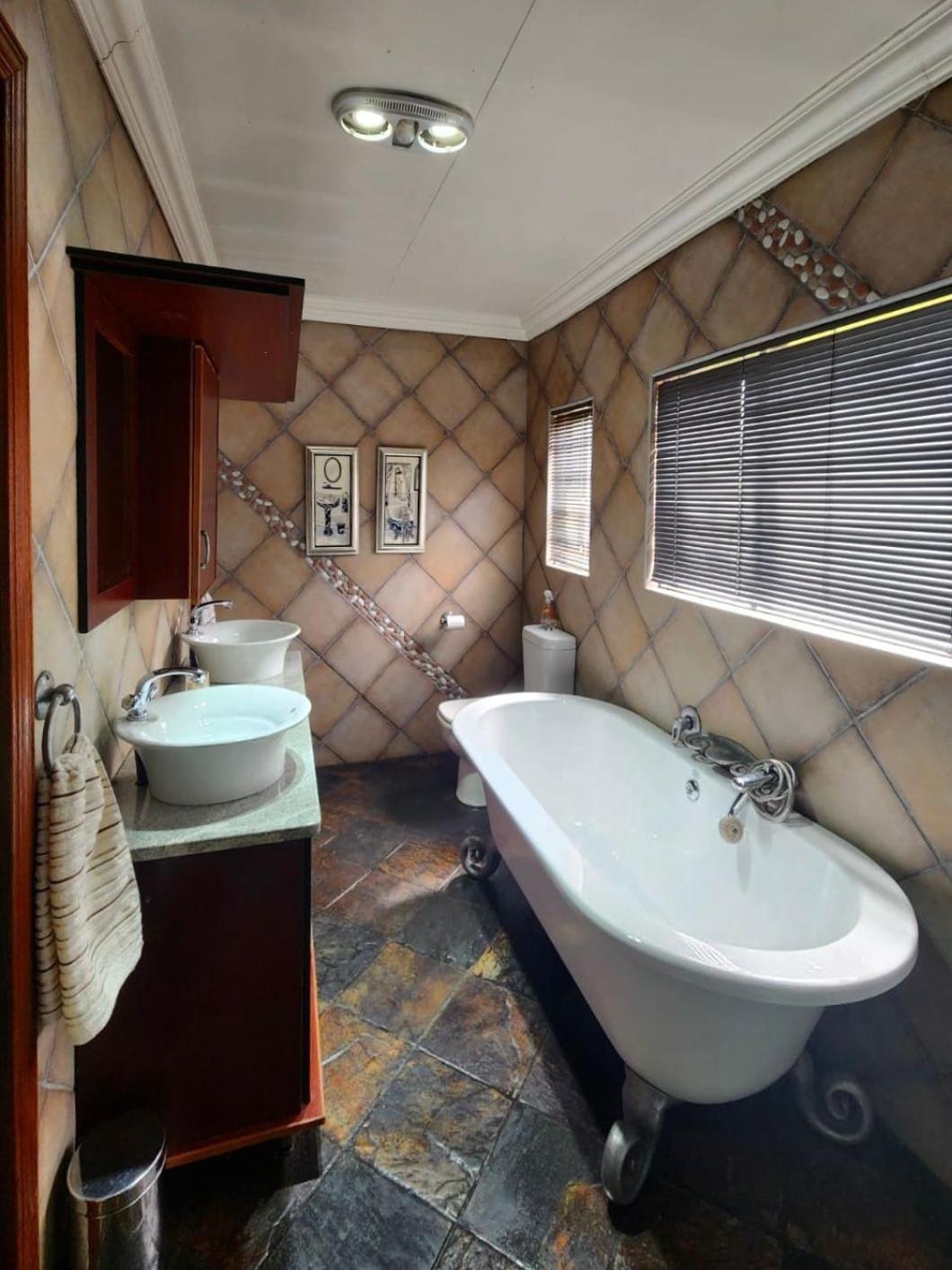 Spies Villa - Fast Wi-fi, Netflix, DSTV, Solar, Certified Water System