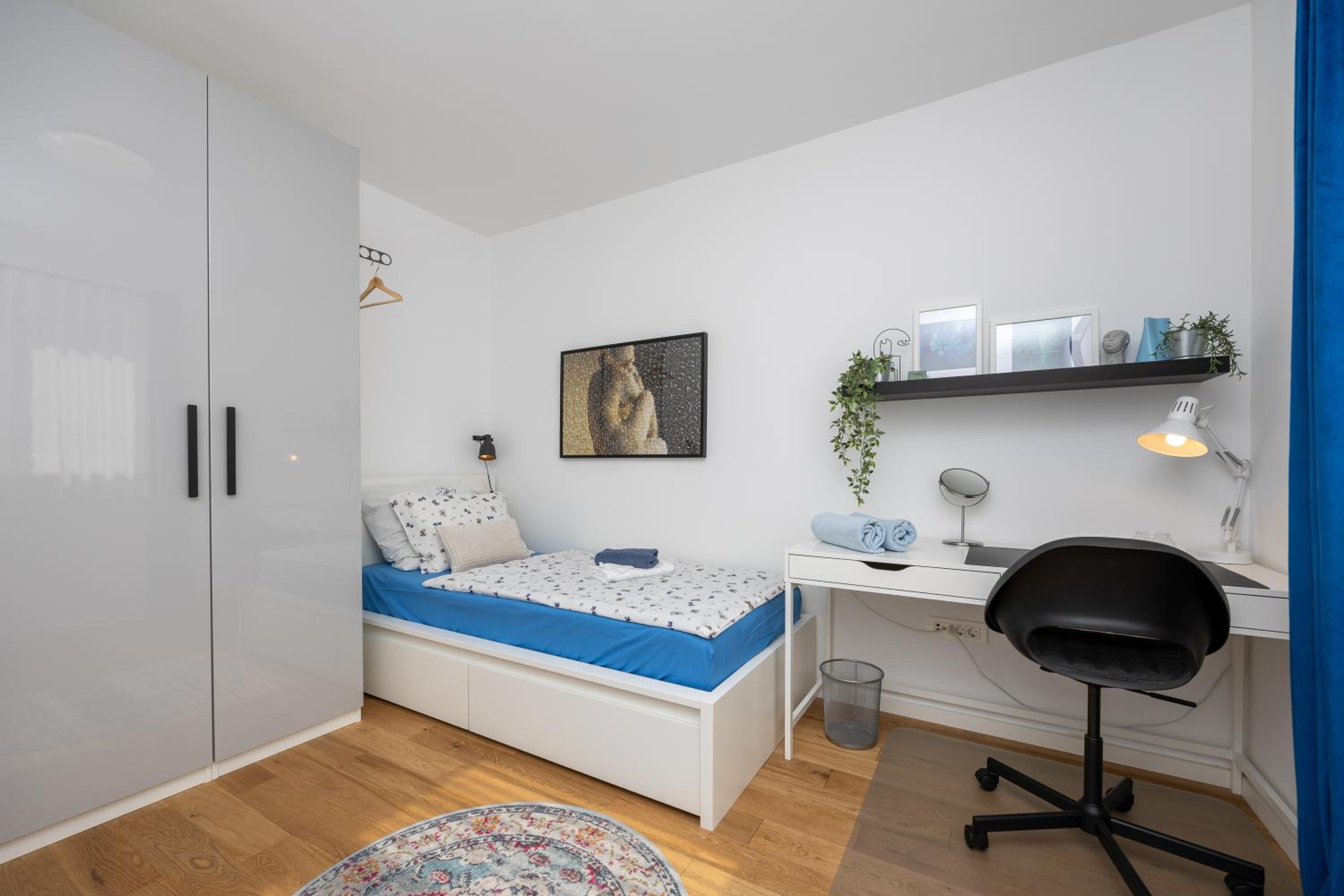 Apartment Sweet Cherry