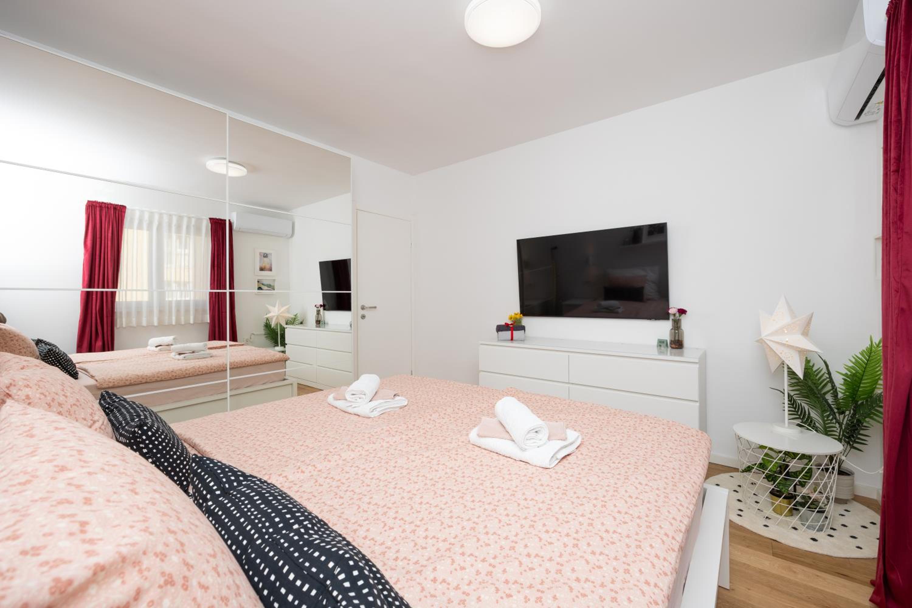 Apartment Sweet Cherry