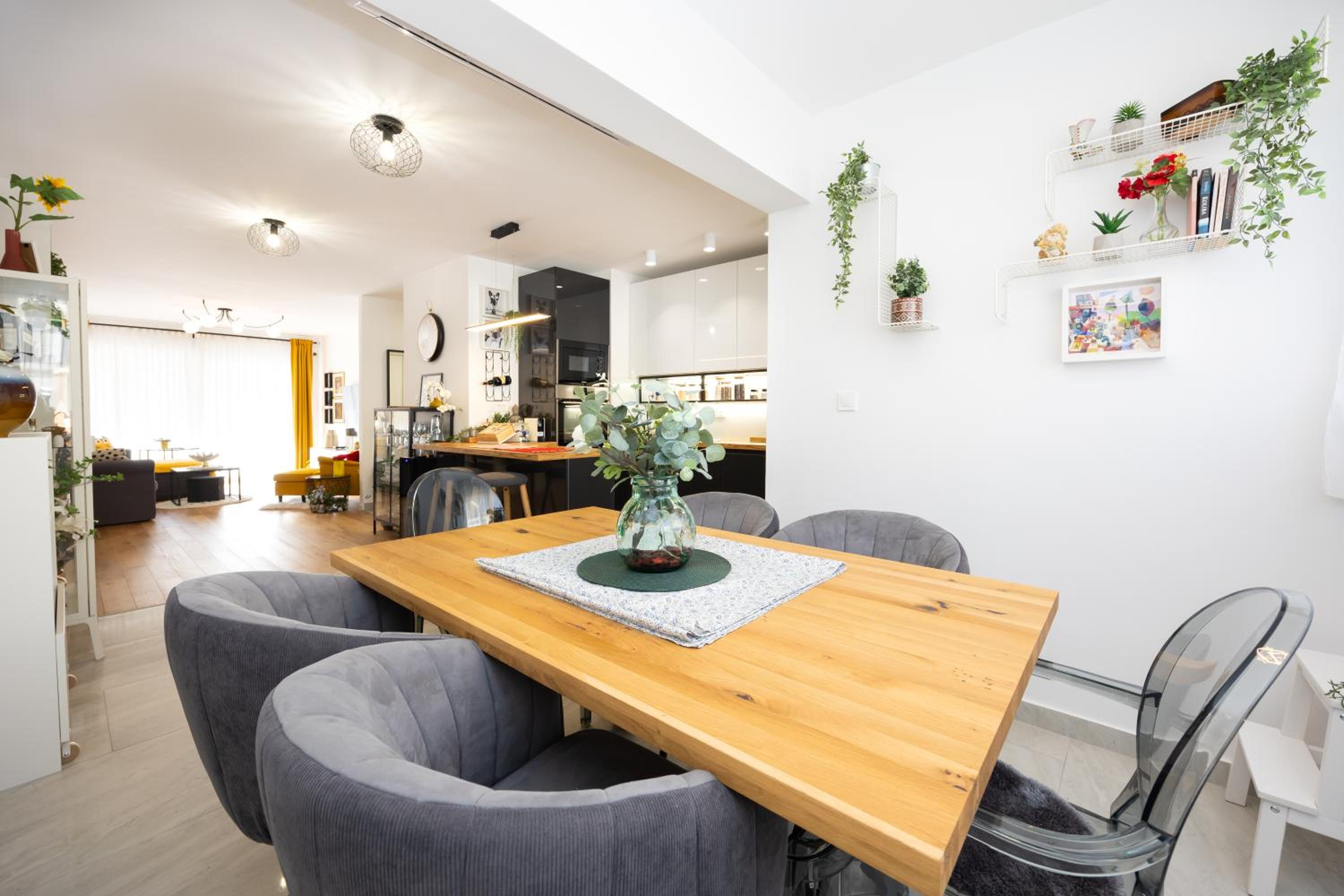 Apartment Sweet Cherry