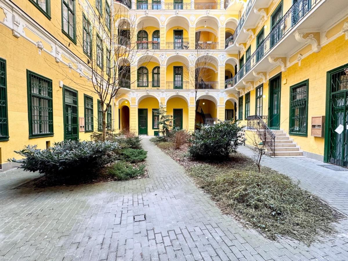 R5 Patio 2 Bedrooms Free Parking