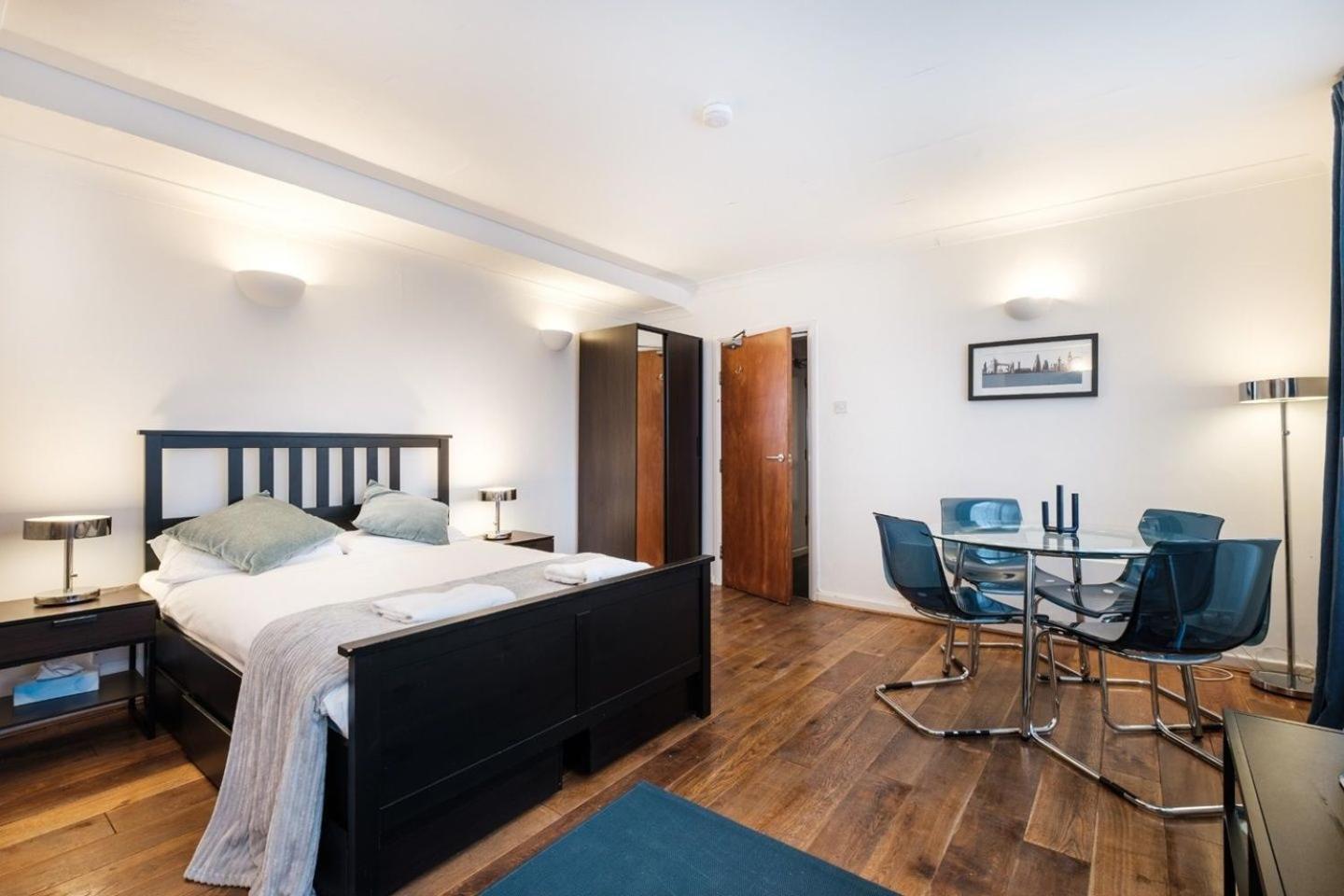 Oxford Street Apartments by Advan