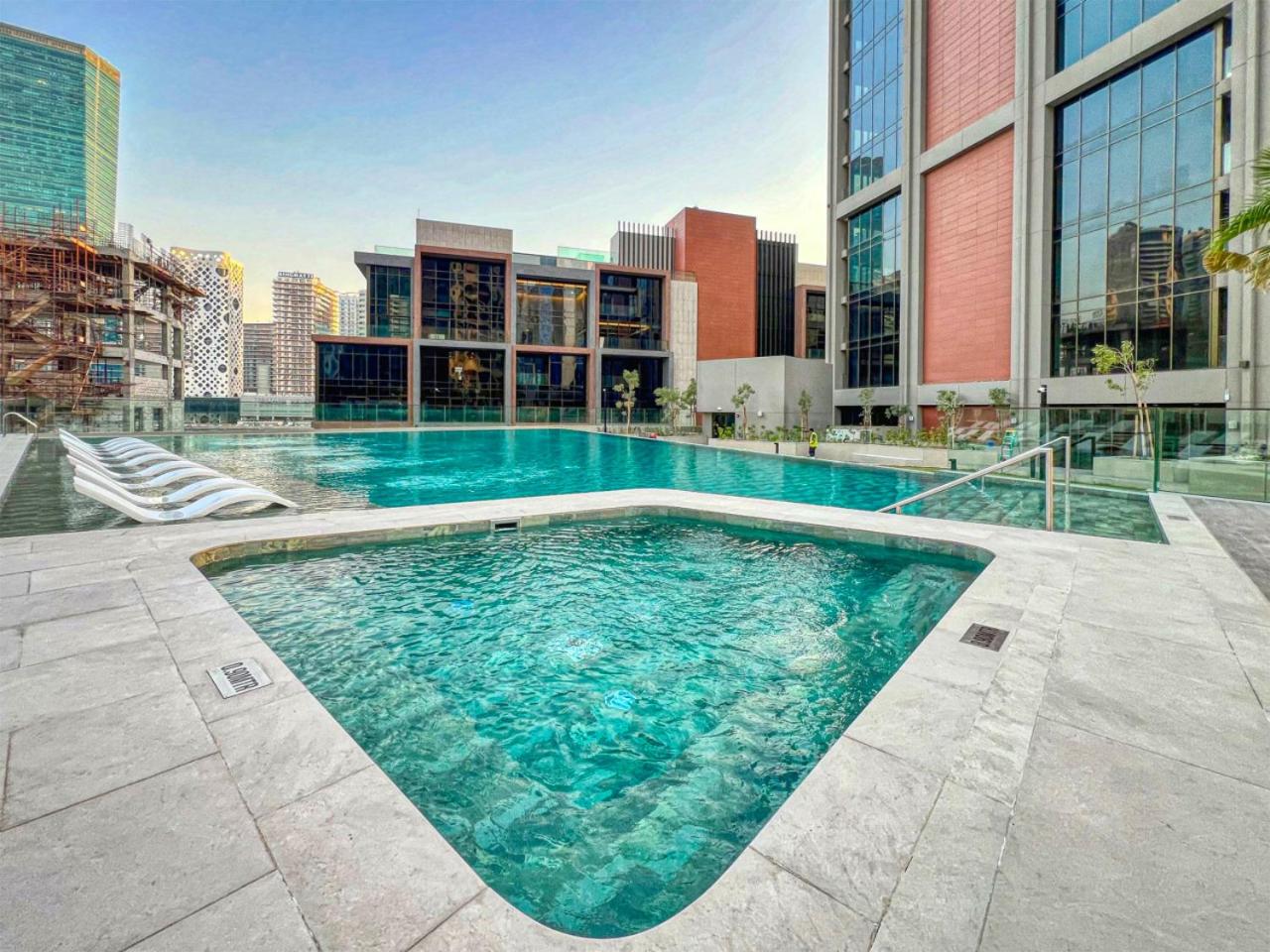 Luxury Studio in Peninsula Five, Business Bay
