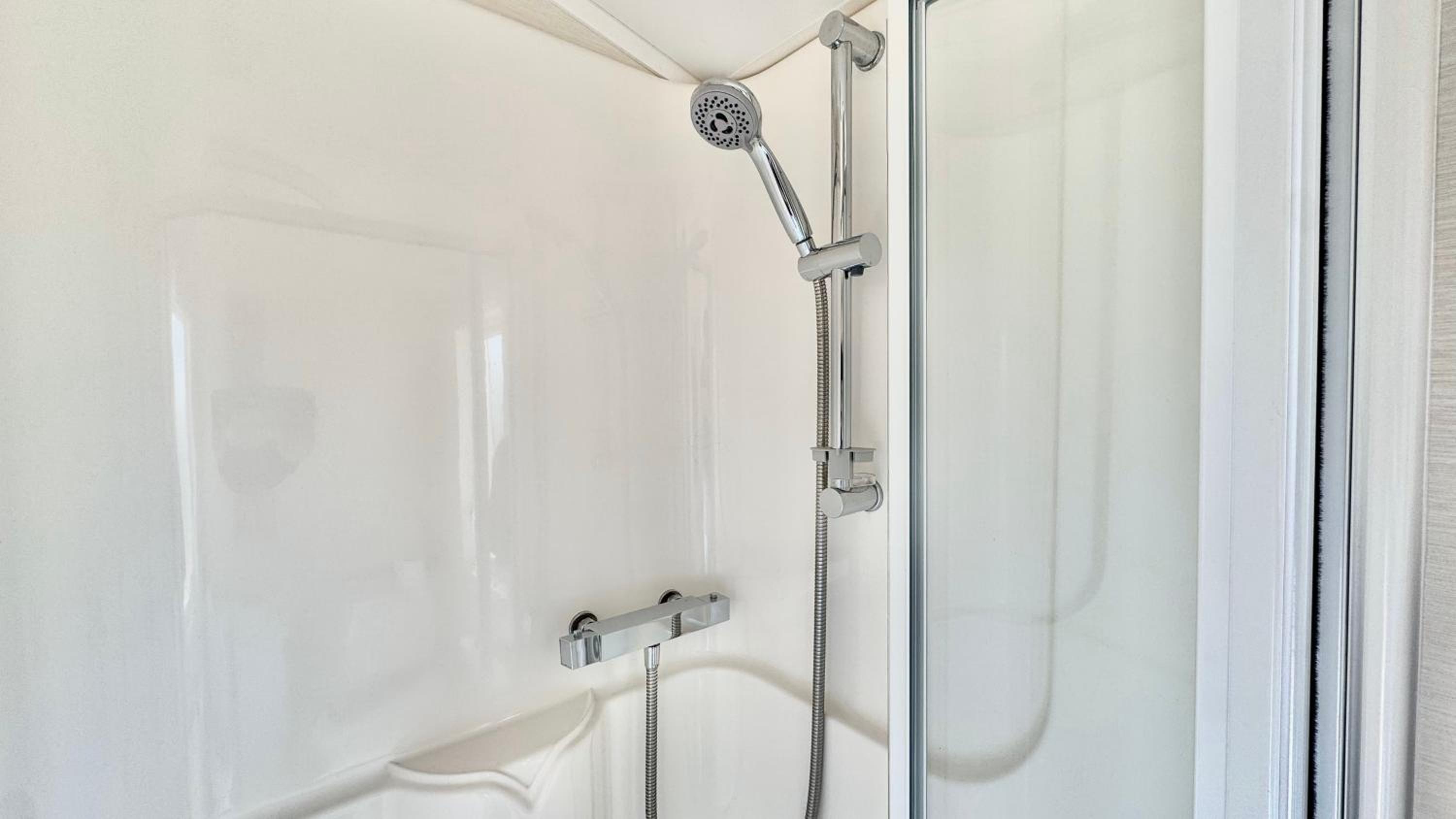 Marton Mere - 3 Bedroom Caravan- by Holiday Homes