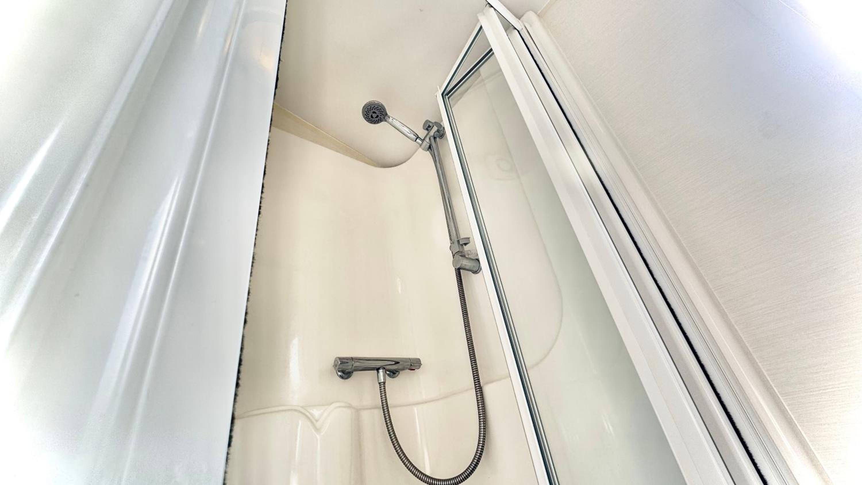 Marton Mere - 3 Bedroom Caravan- by Holiday Homes
