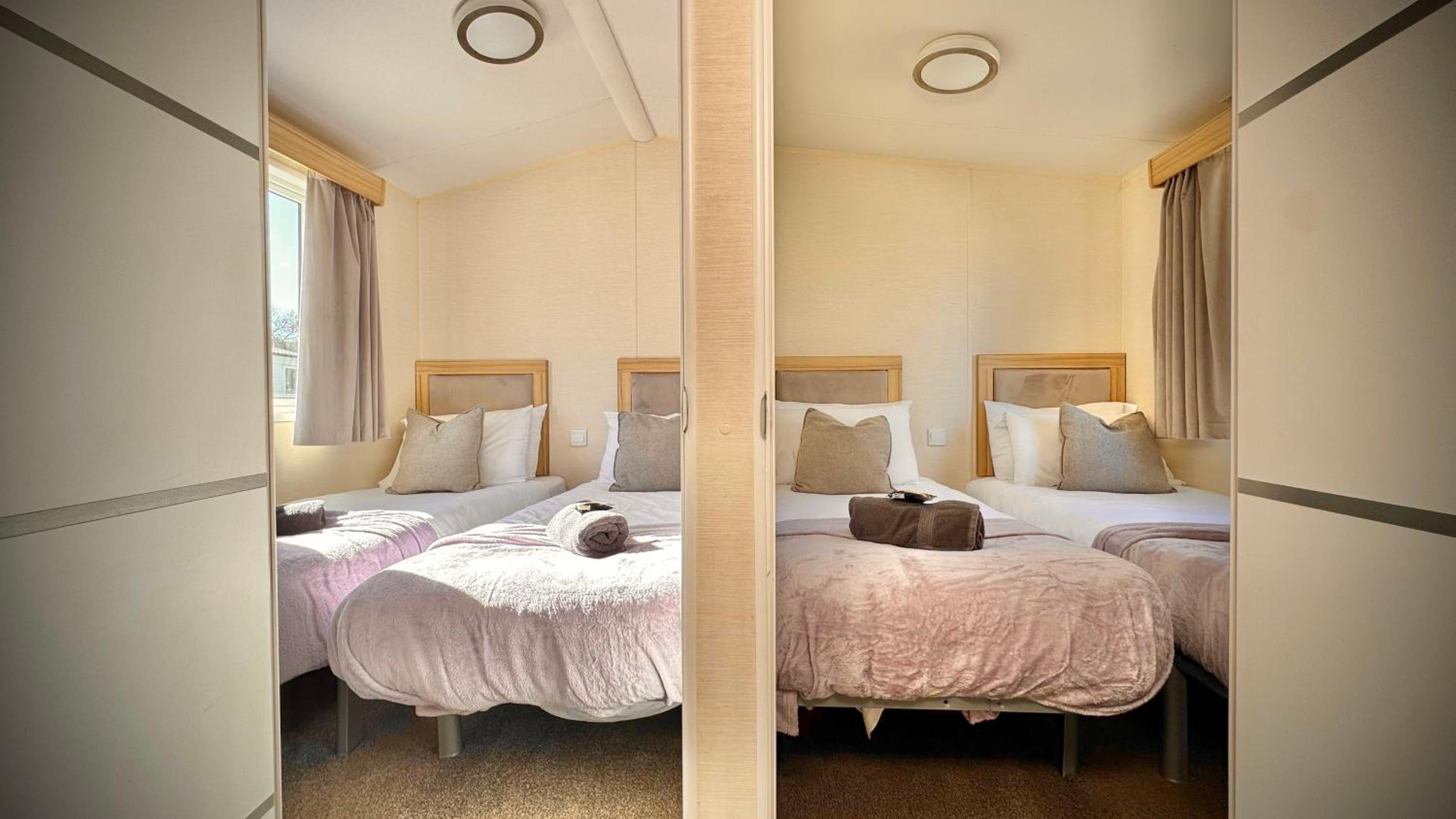 Marton Mere - 3 Bedroom Caravan- by Holiday Homes