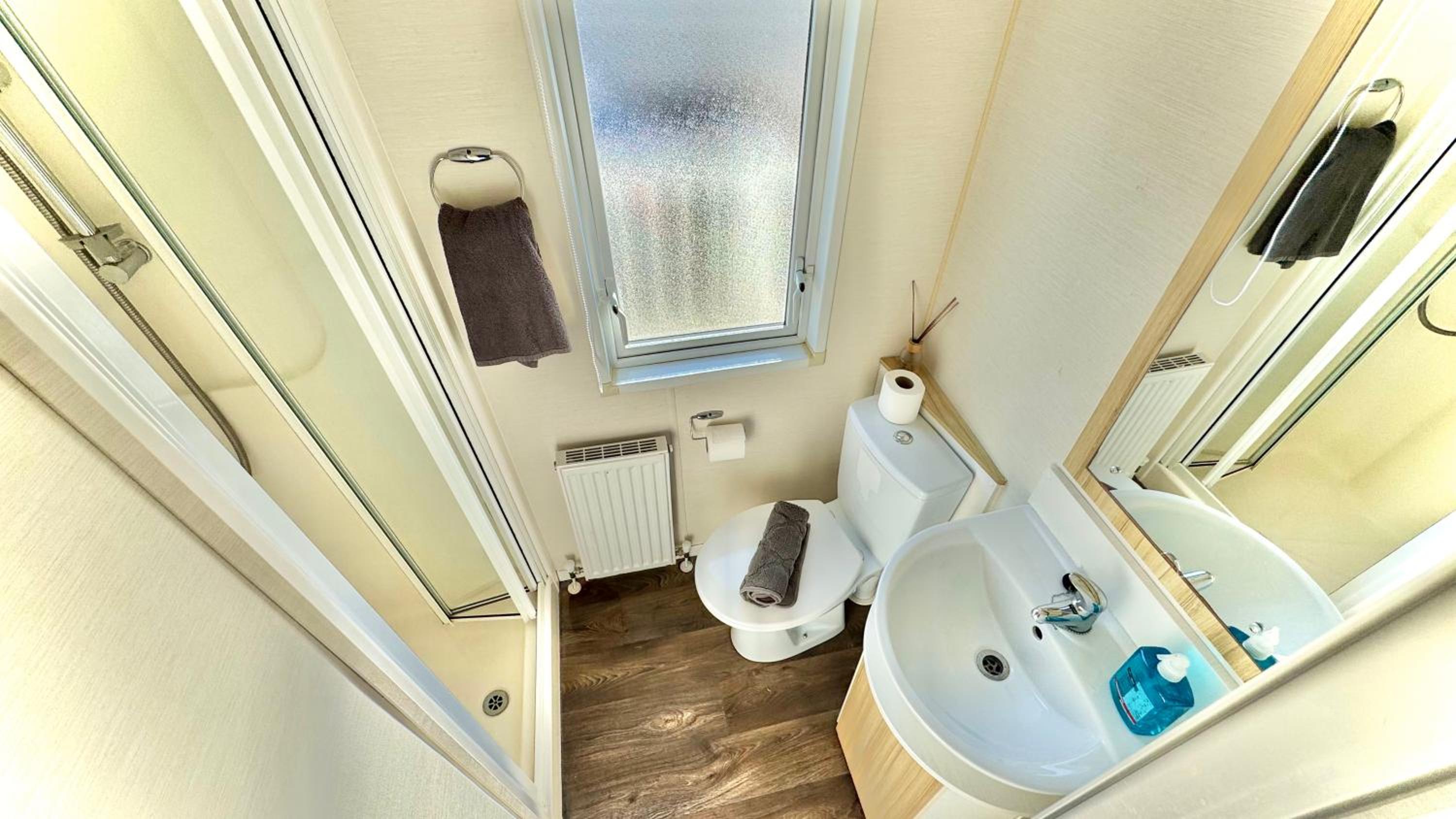 Marton Mere - 3 Bedroom Caravan- by Holiday Homes